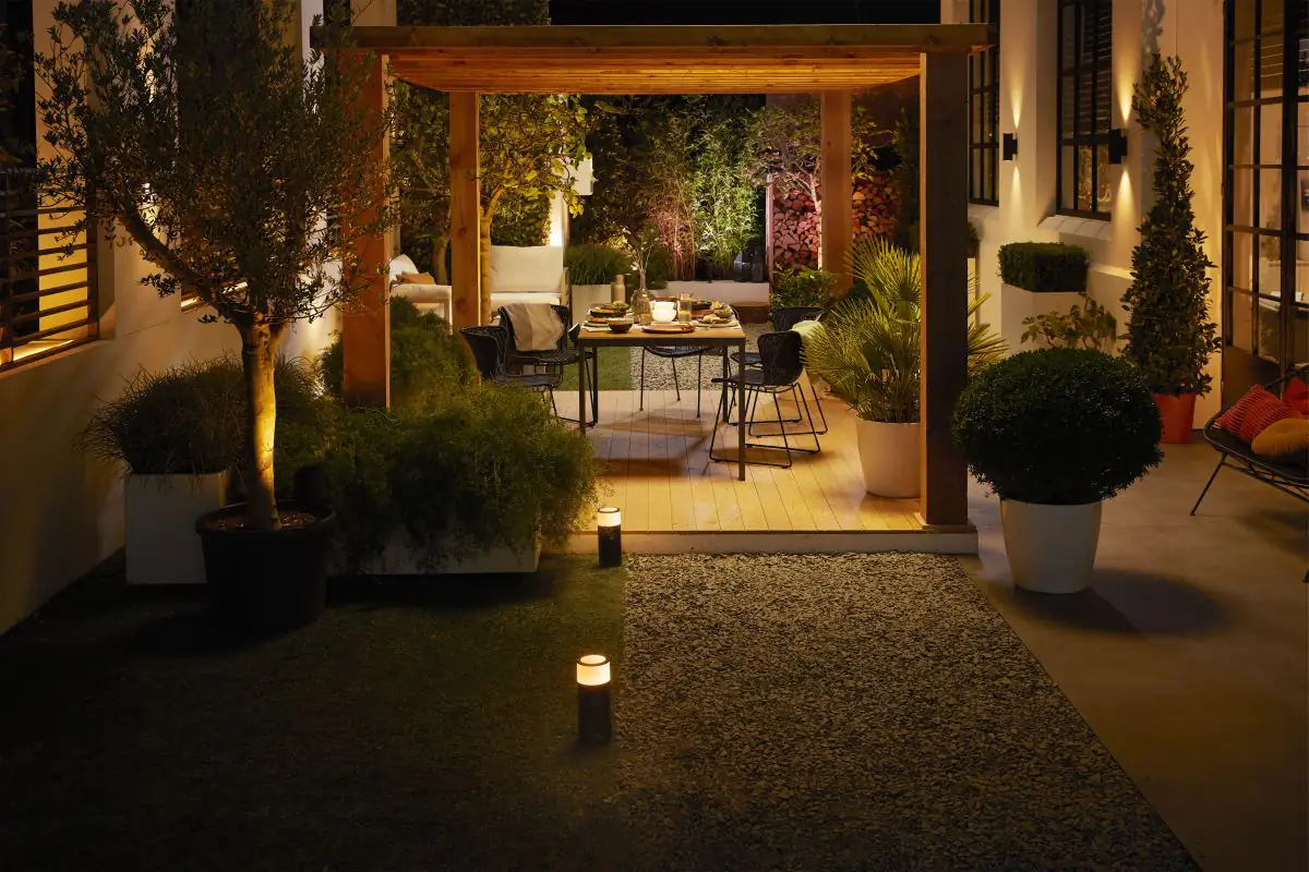 Philips Hue LED Sockelleuchte White & Color Ambiance Calla Basisset 25 cm  Philips Hue LED Sockelleuchte White & Color Ambiance Calla Basisset 25 cm