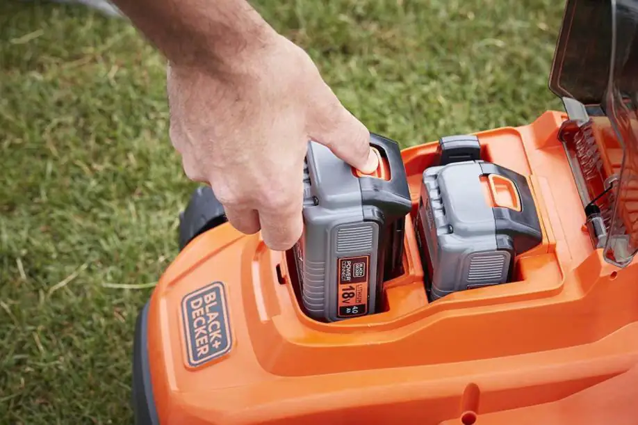 Black & Decker Akku Rasenmäher 2x18 V / 4 Ah, 33 cm Schnittbreite Black & Decker Akku Rasenmäher 2x18 V / 4 Ah, 33 cm Schnittbreite