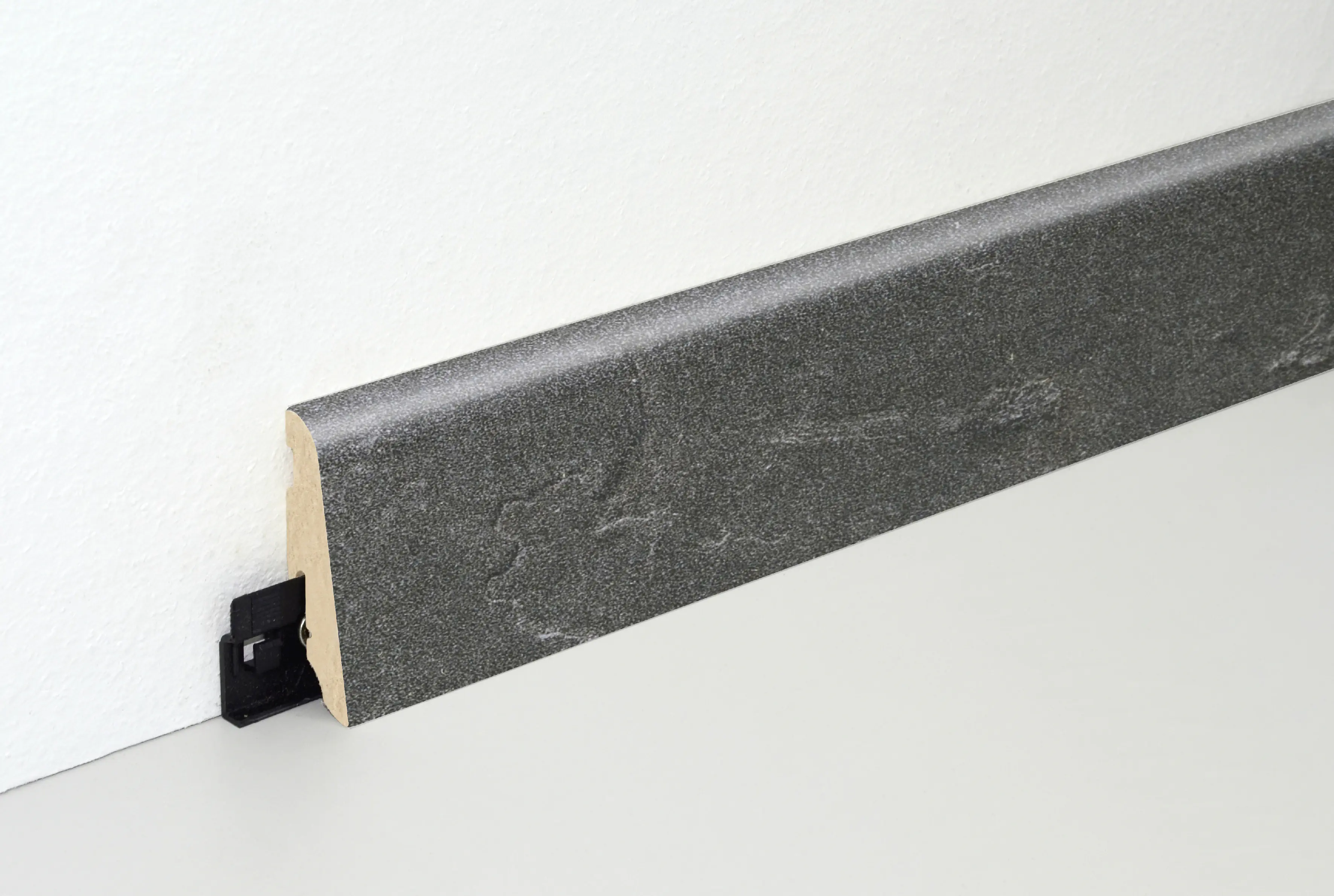 Neuhofer Fußleiste 240 cm 58 x 19 mm Ölschiefer