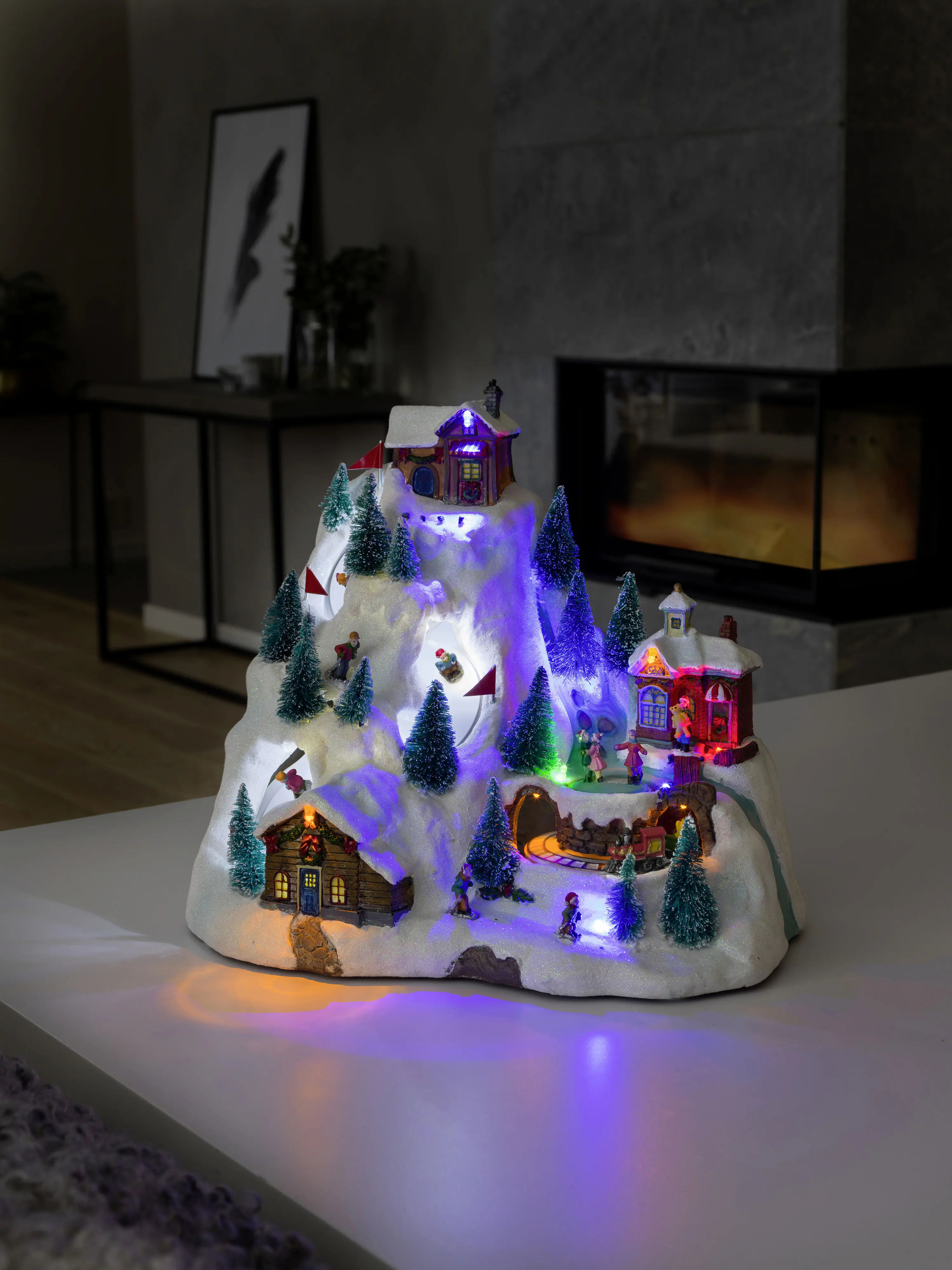 Konstsmide LED Szenerie Skipiste,Animation, 8 klassischen Weihnachtsliedern