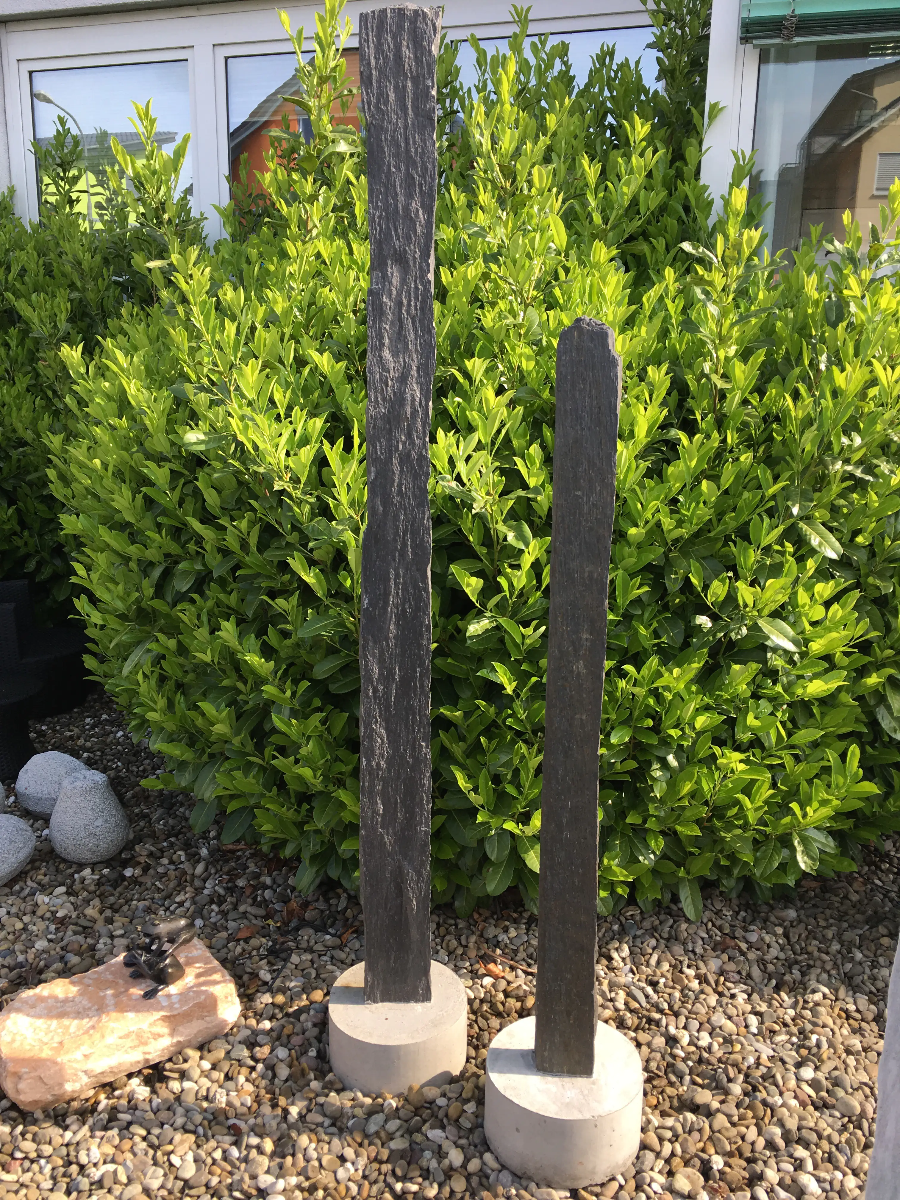 Naturschieferstele Gesamthöhe ca. 90 - 110 cm, inkl. Betonsockel