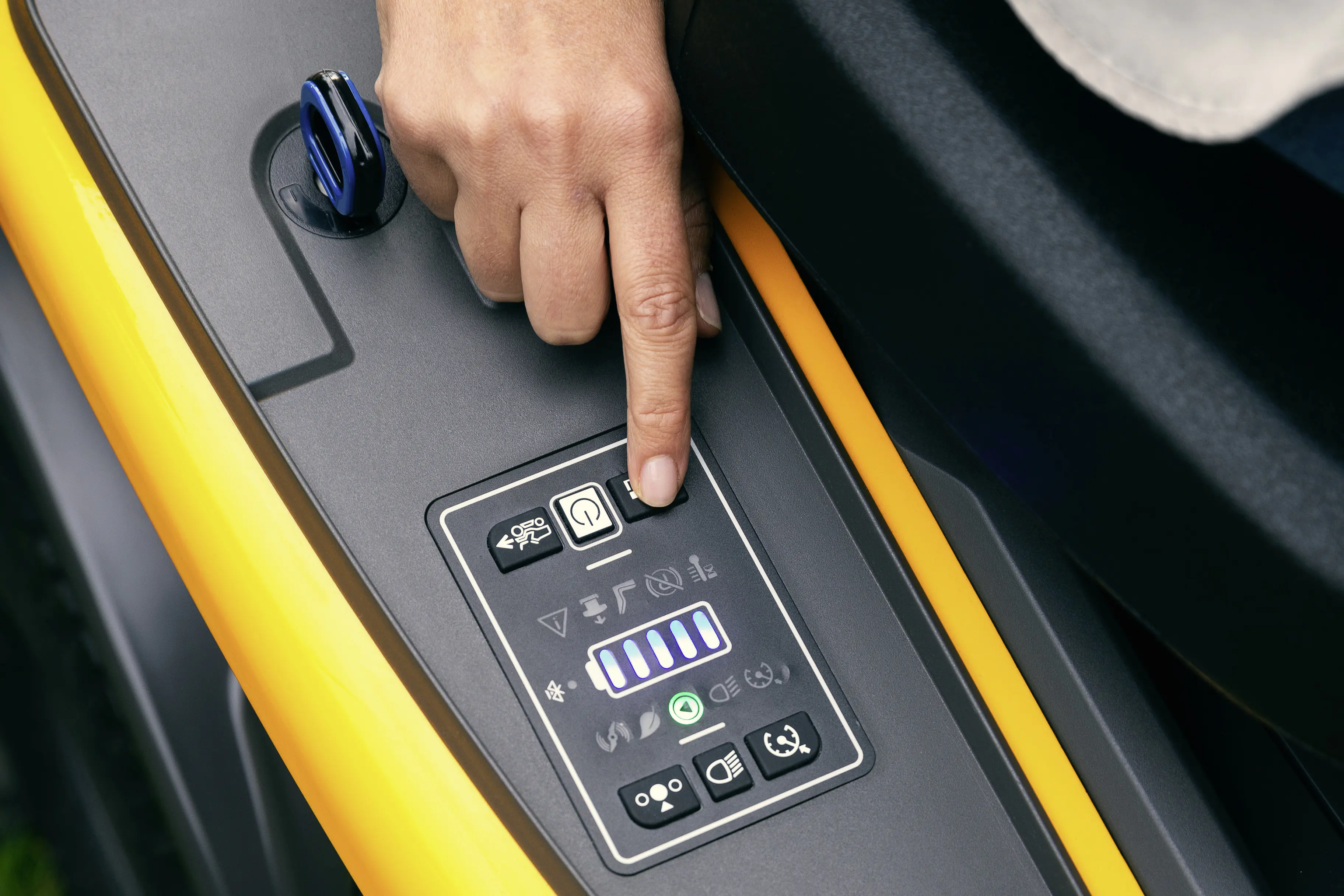 Stiga Akku-Rasentraktor Swift 372e  inkl. 4x 5 Ah (48 Volt) 