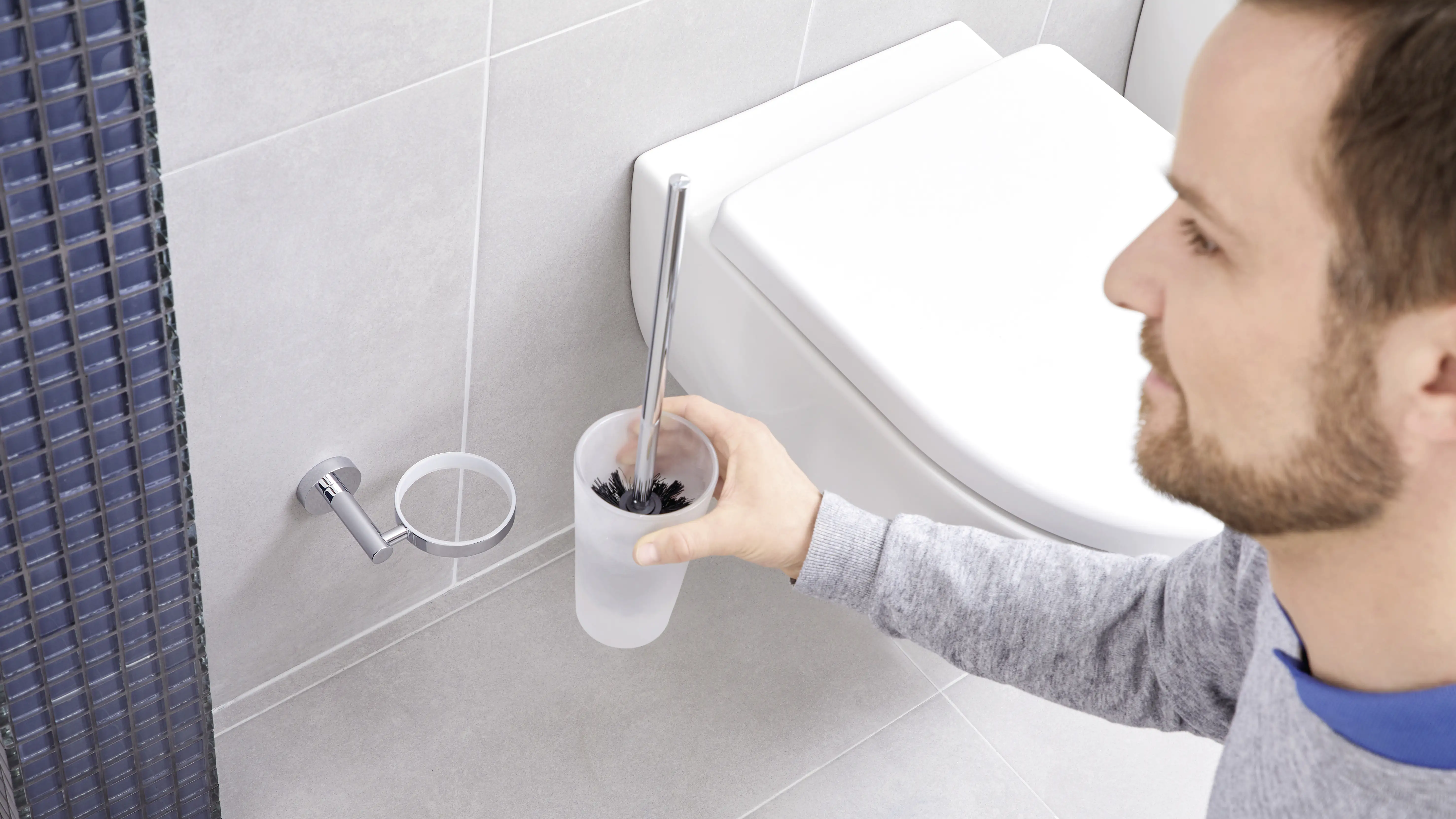 4042448455444_1689758 tesa WC-Bürstengarnitur Exxcellent Metall und Milchglas, chrom/weiß