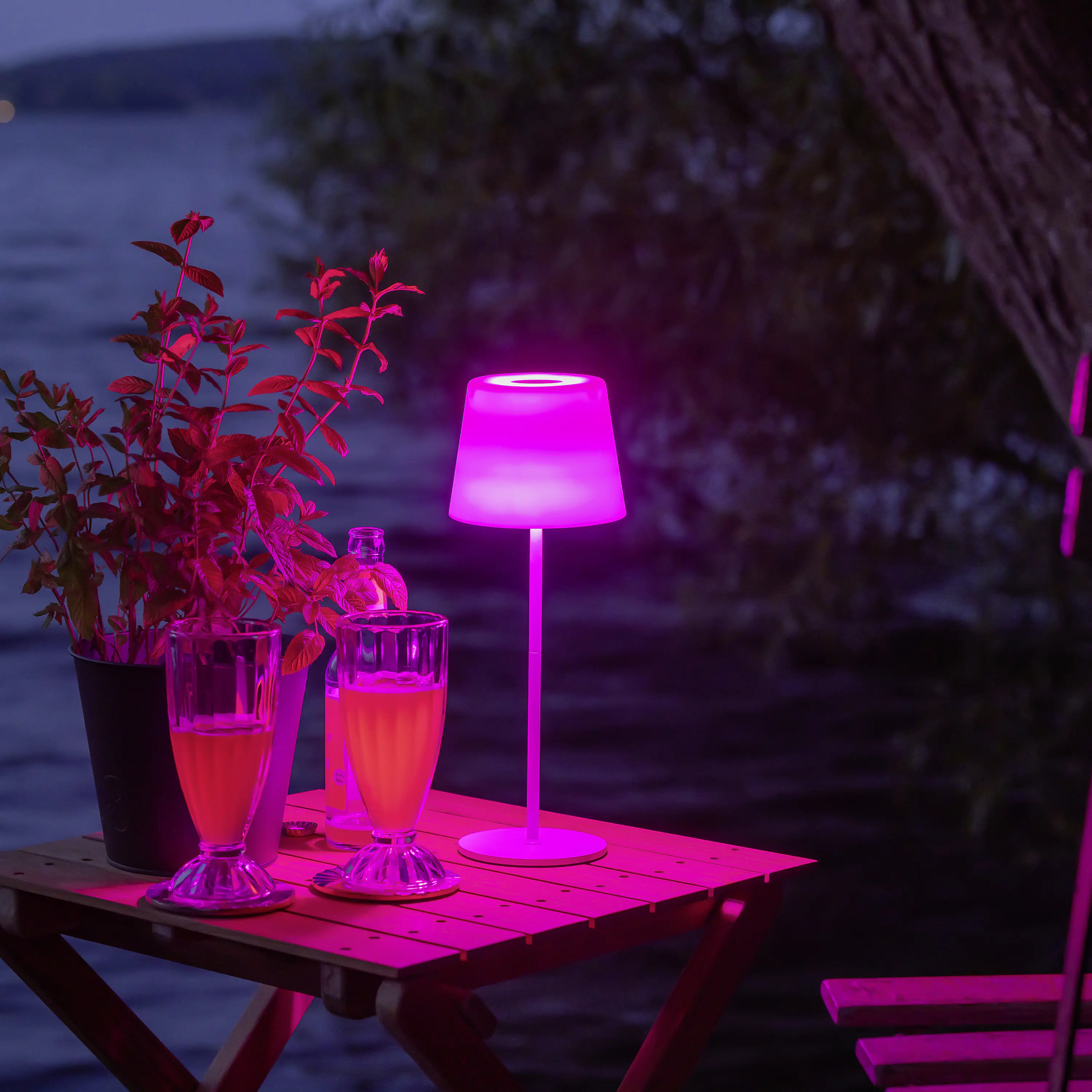 Brilliant Solar-Außentischleuchte Cappo mit USB-Anschluss 2,5W weiß Brilliant Solar-Außentischleuchte Cappo mit USB-Anschluss 2,5W weiß