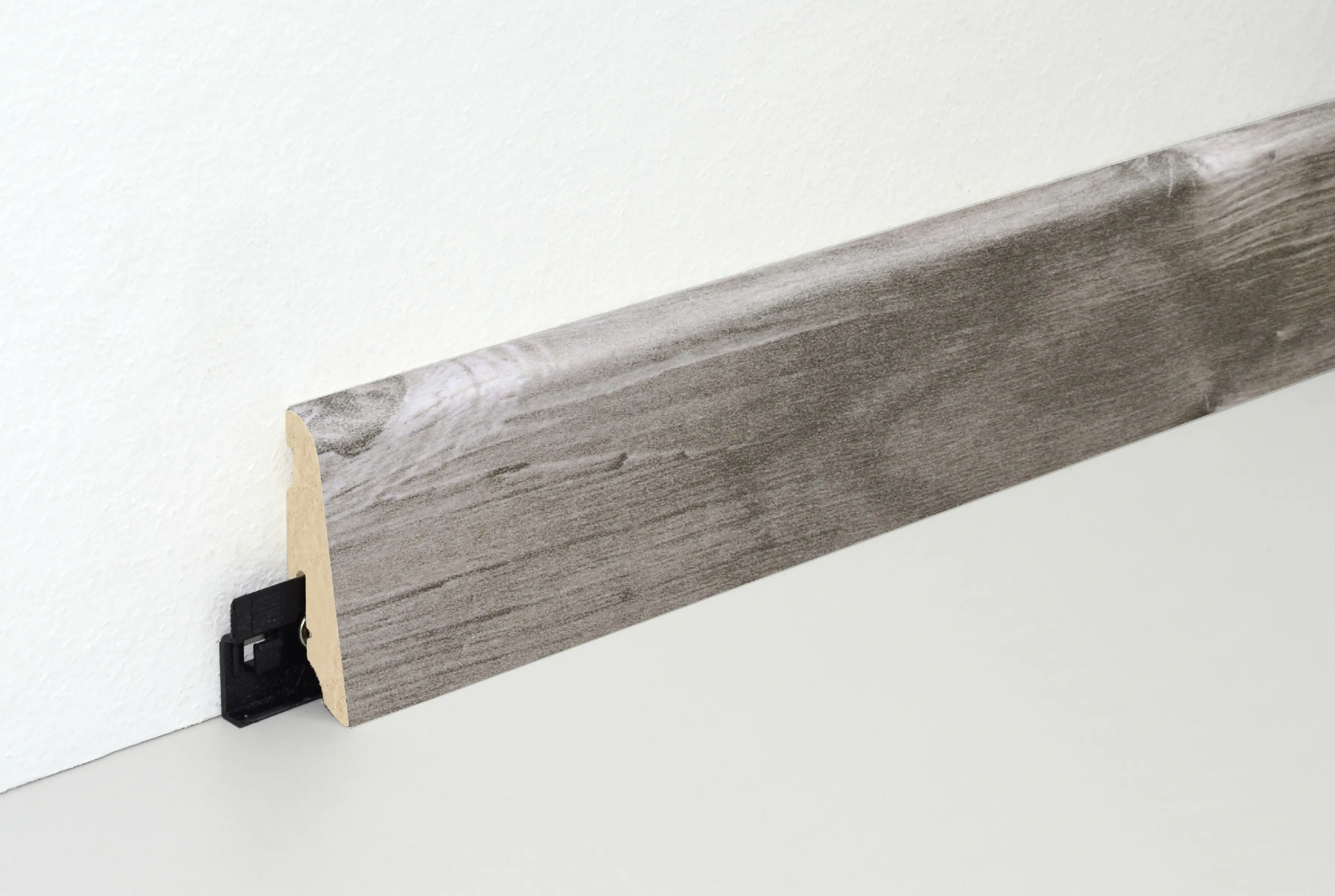 Neuhofer Fußleiste 240 cm 58 x 19 mm Spaltholz grau