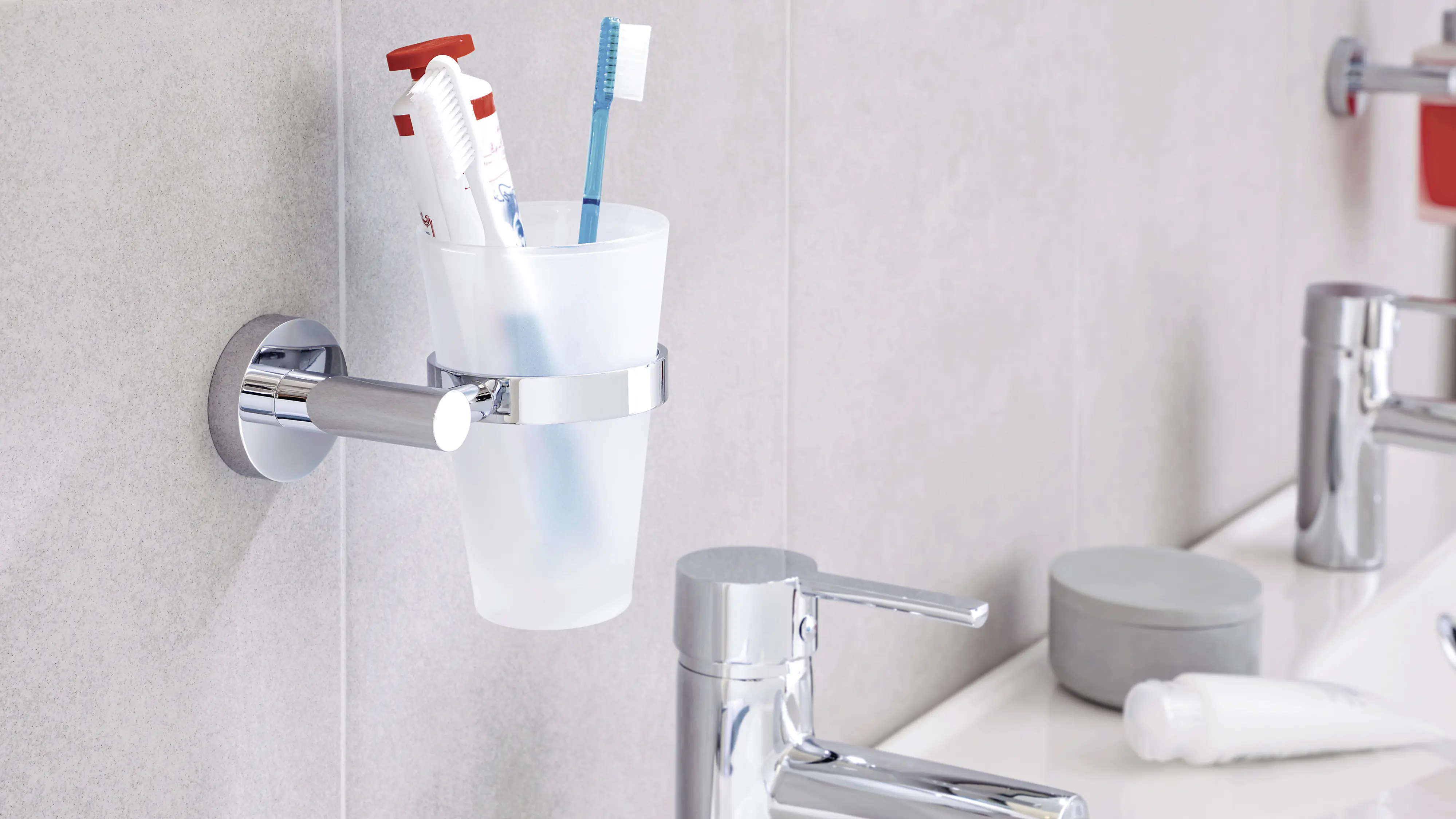 tesa Zahnputzbecher Exxcellent Metall und Milchglas, chrom/weiß