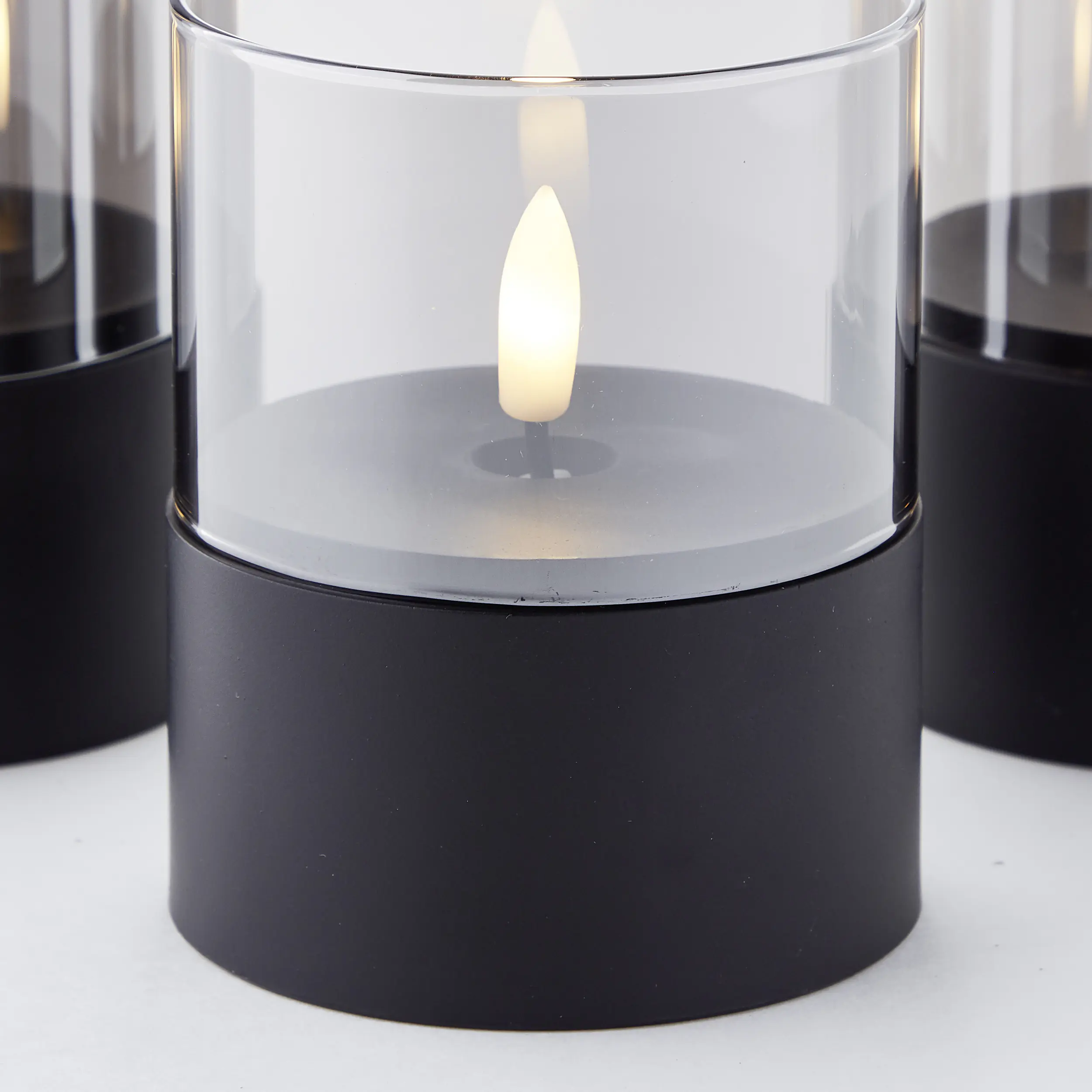 Brilliant LED Kerze batteriebetrieben mit Timer Ø 8 schwarz 3er Set Brilliant LED Kerze batteriebetrieben mit Timer Ø 8 schwarz 3er Set