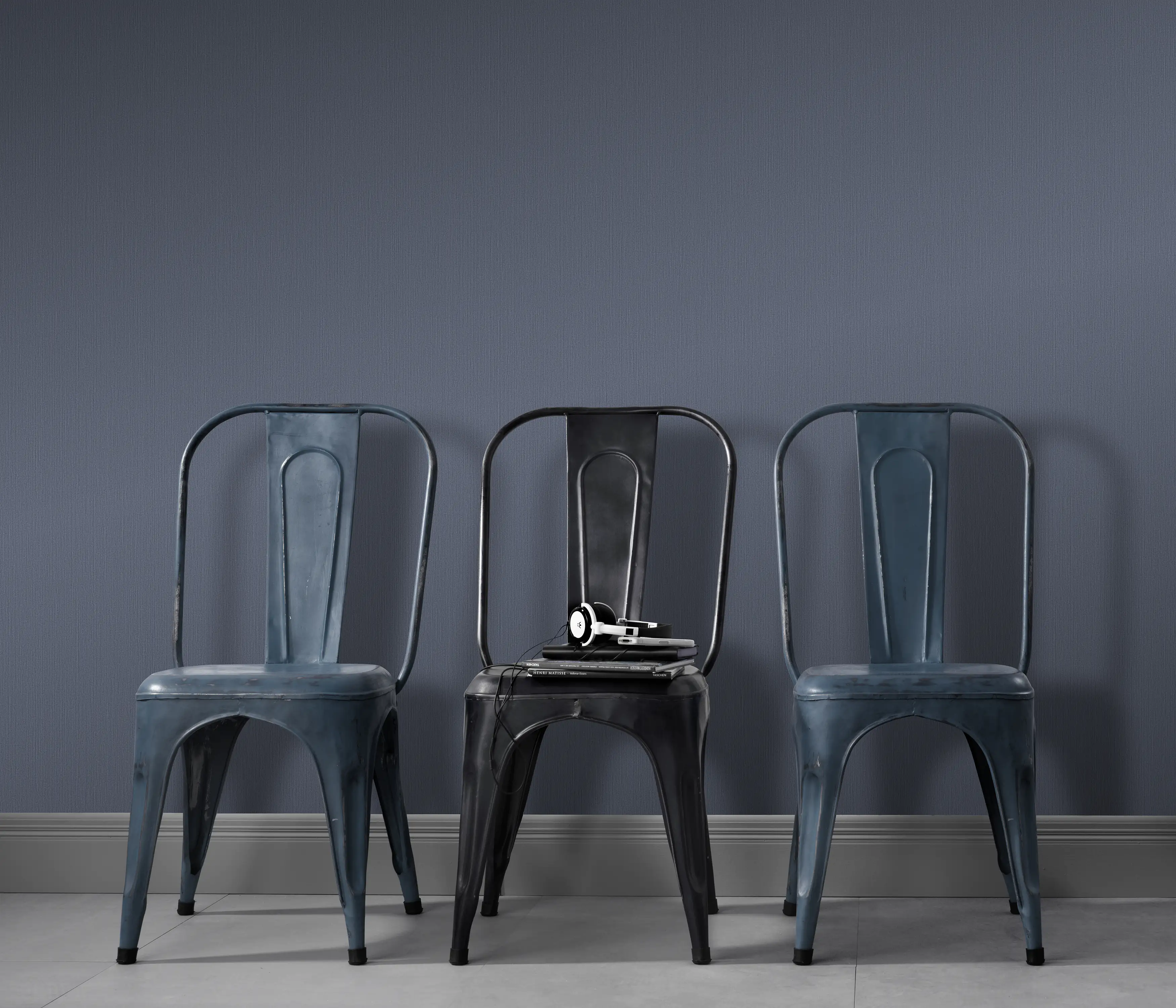 4002790210672_2 Guido Maria Kretschmer Vliestapete 10004-44 Fashion For Walls uni blau 10,05 x 0,53 m
