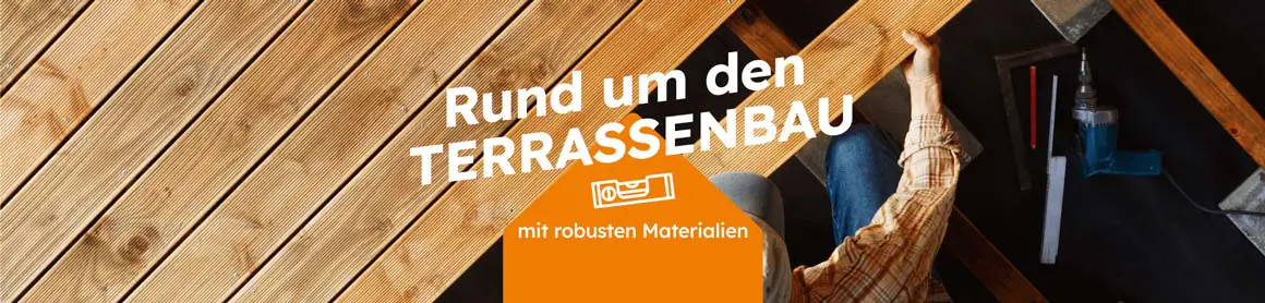 Mann baut Holzterrasse. Text: „Rund um den TERRASSENBAU – mit robusten Materialien“.
