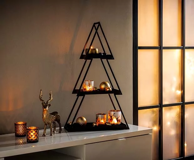 Weihnachtliche Etagere dekorieren