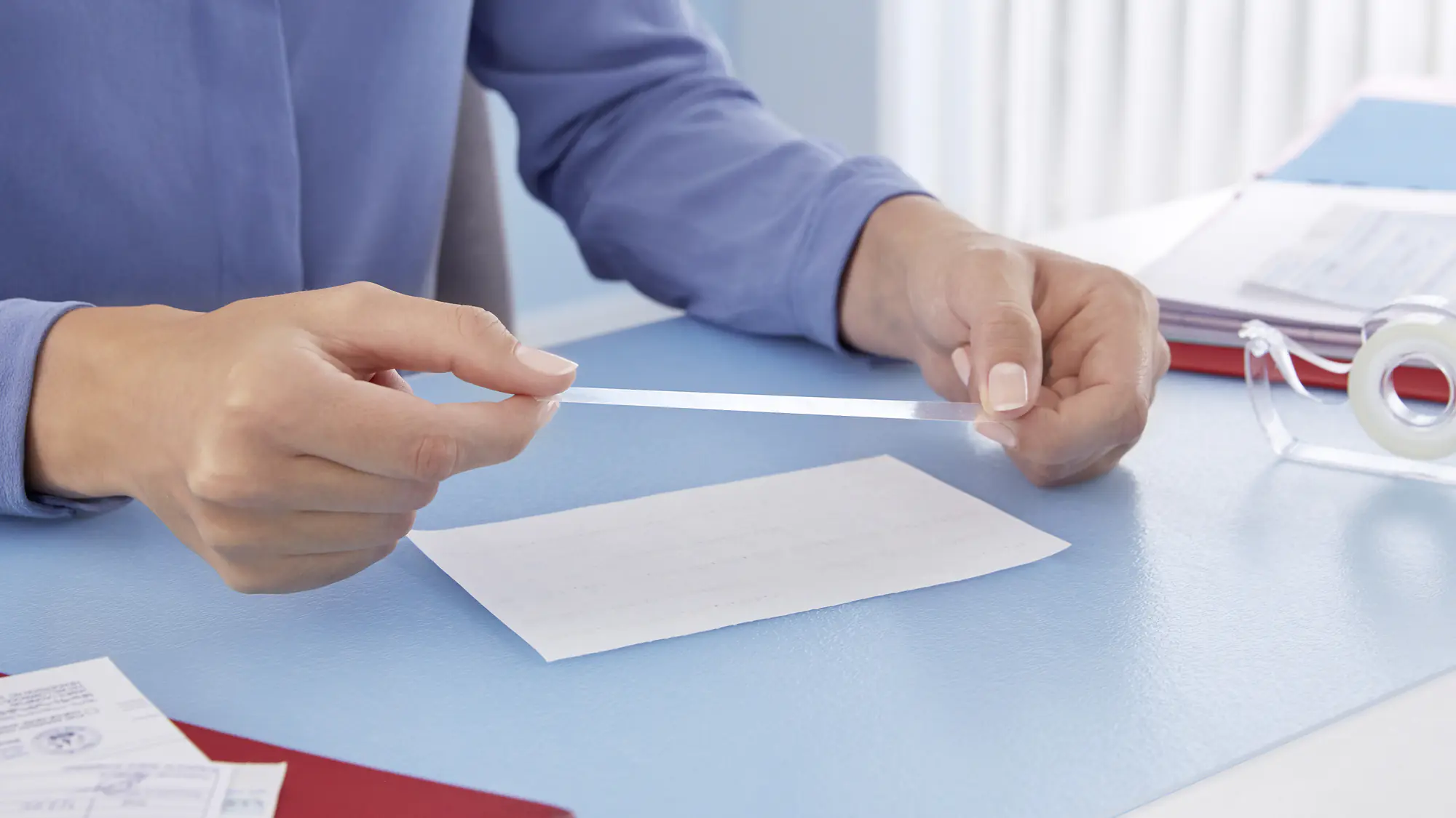 tesa doppelseitiger Klebefilm, 1 Rolle mit Abroller 7,5 m x 12 mm