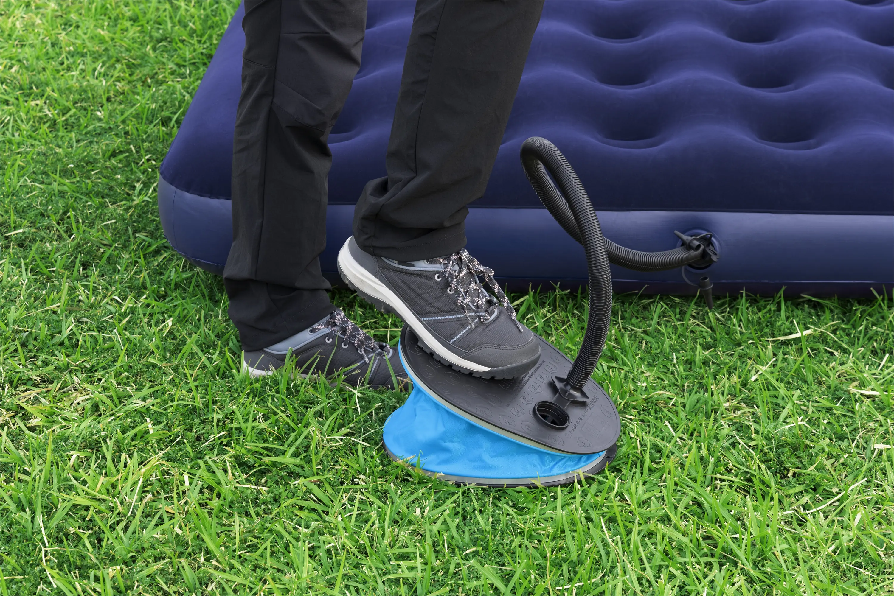 Bestway Fußpumpe Air Step blau-schwarz 1,6 L Bestway Fußpumpe Air Step blau-schwarz 1,6 L