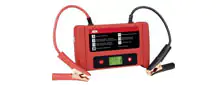 Rotes Batterieladegerät mit digitalem Display und zwei Polklemmen, geeignet zum Laden und Testen von Fahrzeugbatterien.