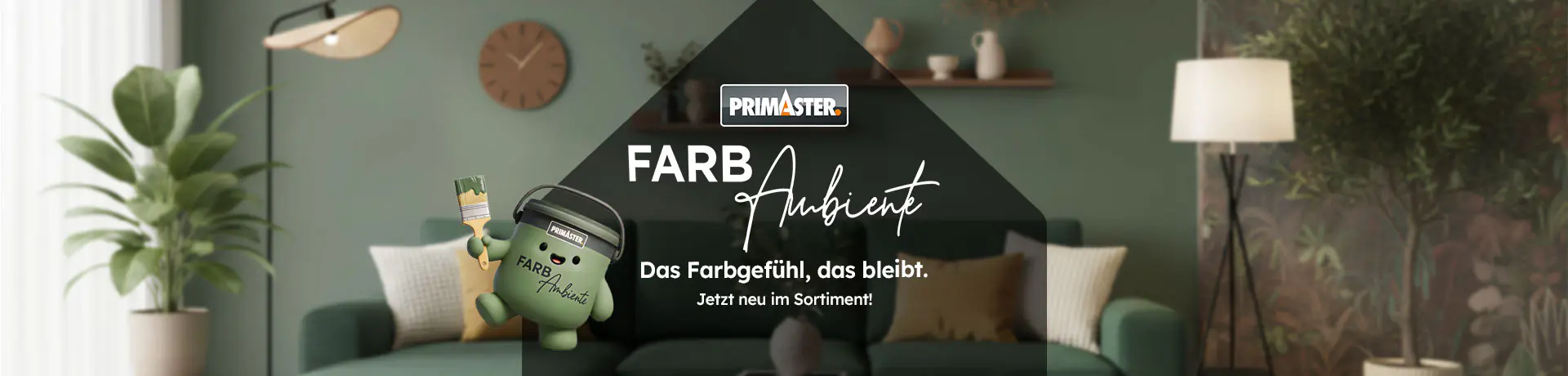 Wohnzimmer mit grüner Couch und Deko. Text im Bild: ‚PRIMASTER Farb Ambiente‘, ‚Das Farbgefühl, das bleibt. Jetzt neu im Sortiment!
