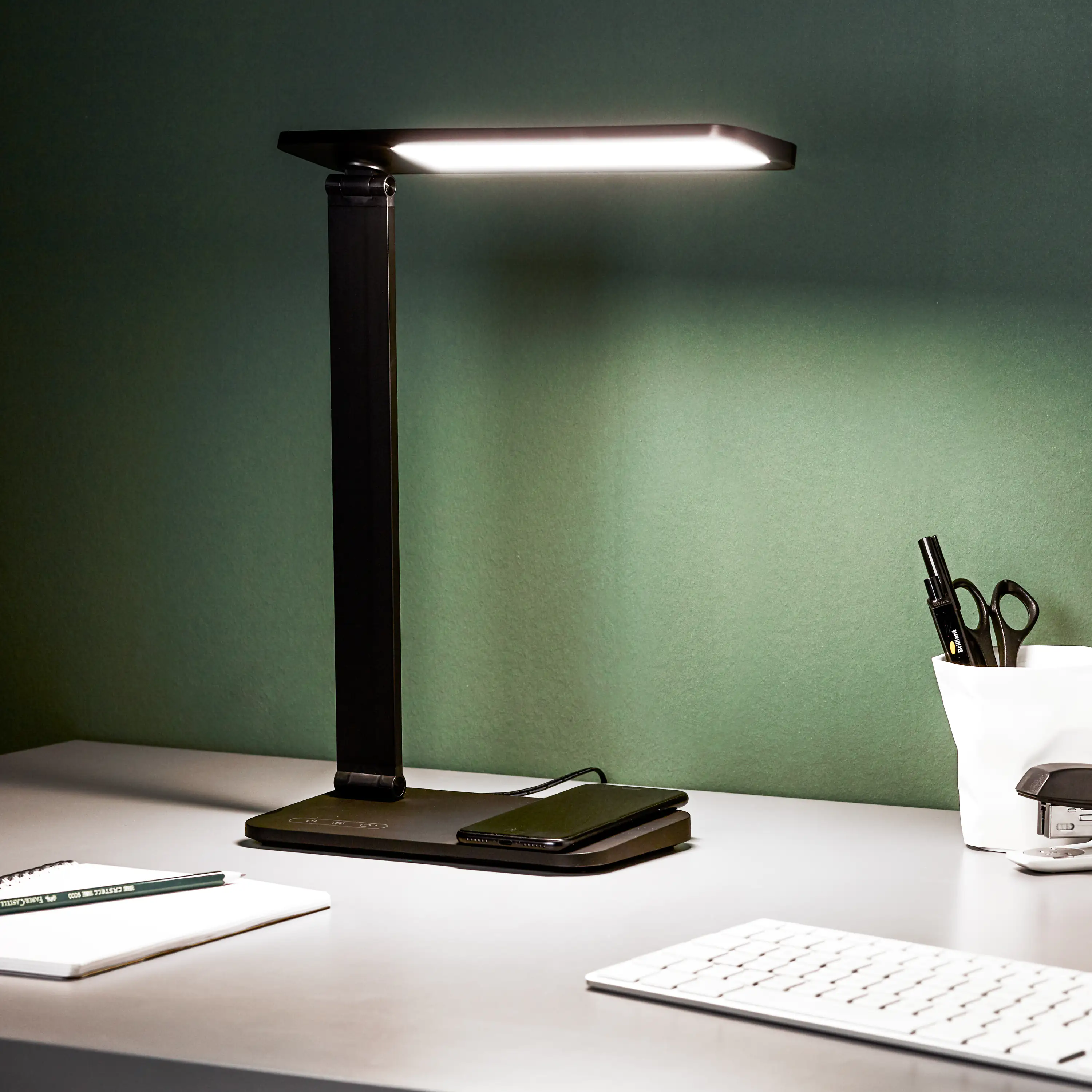 4004353385834_11 Brilliant LED Tischleuchte Seamont 37,4 x 31 cm 9 W dimmbar mit Ladepad