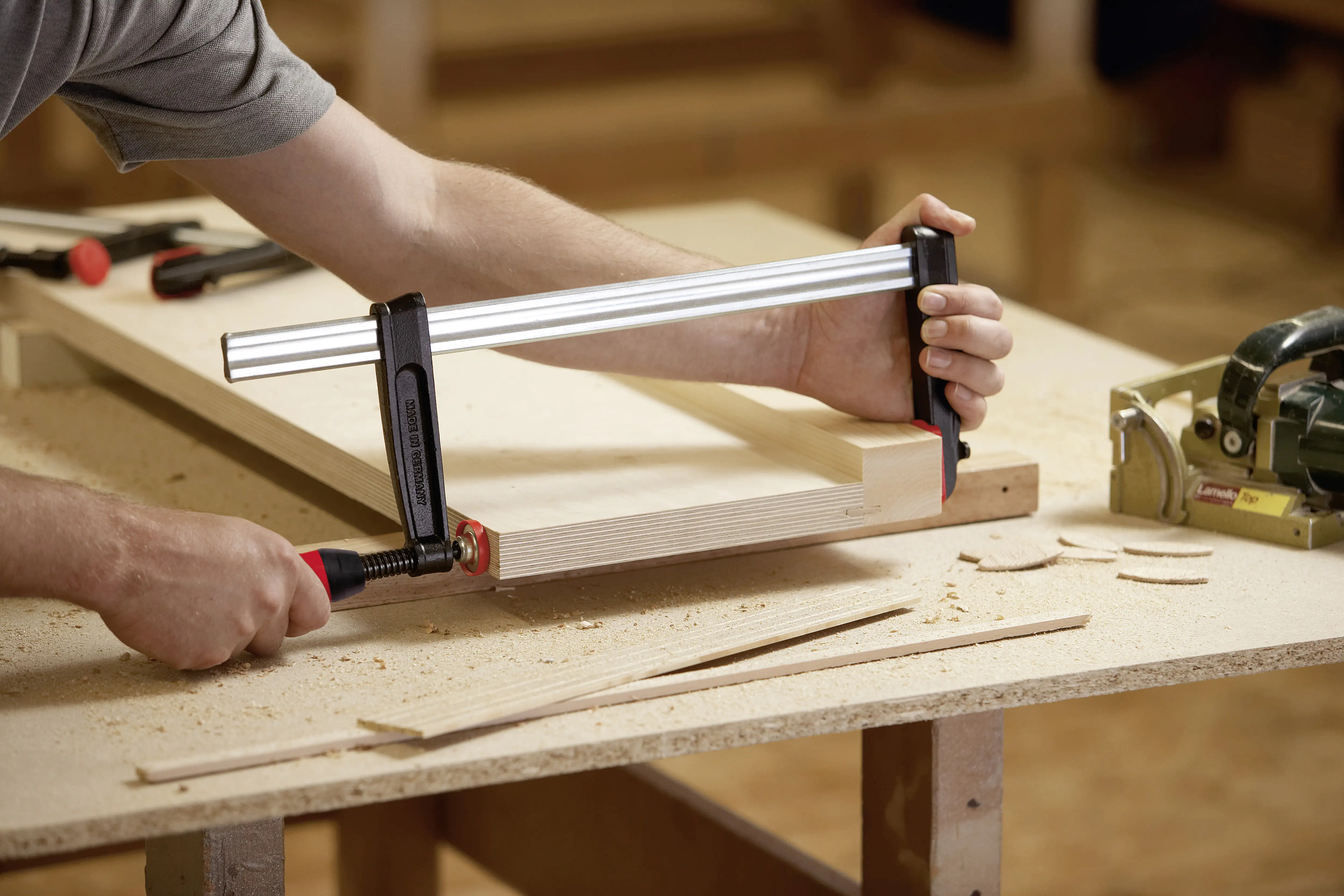 4008158030470_916625 Bessey Tempergusszwinge 2-Komponentengriff mit Schutzkappen