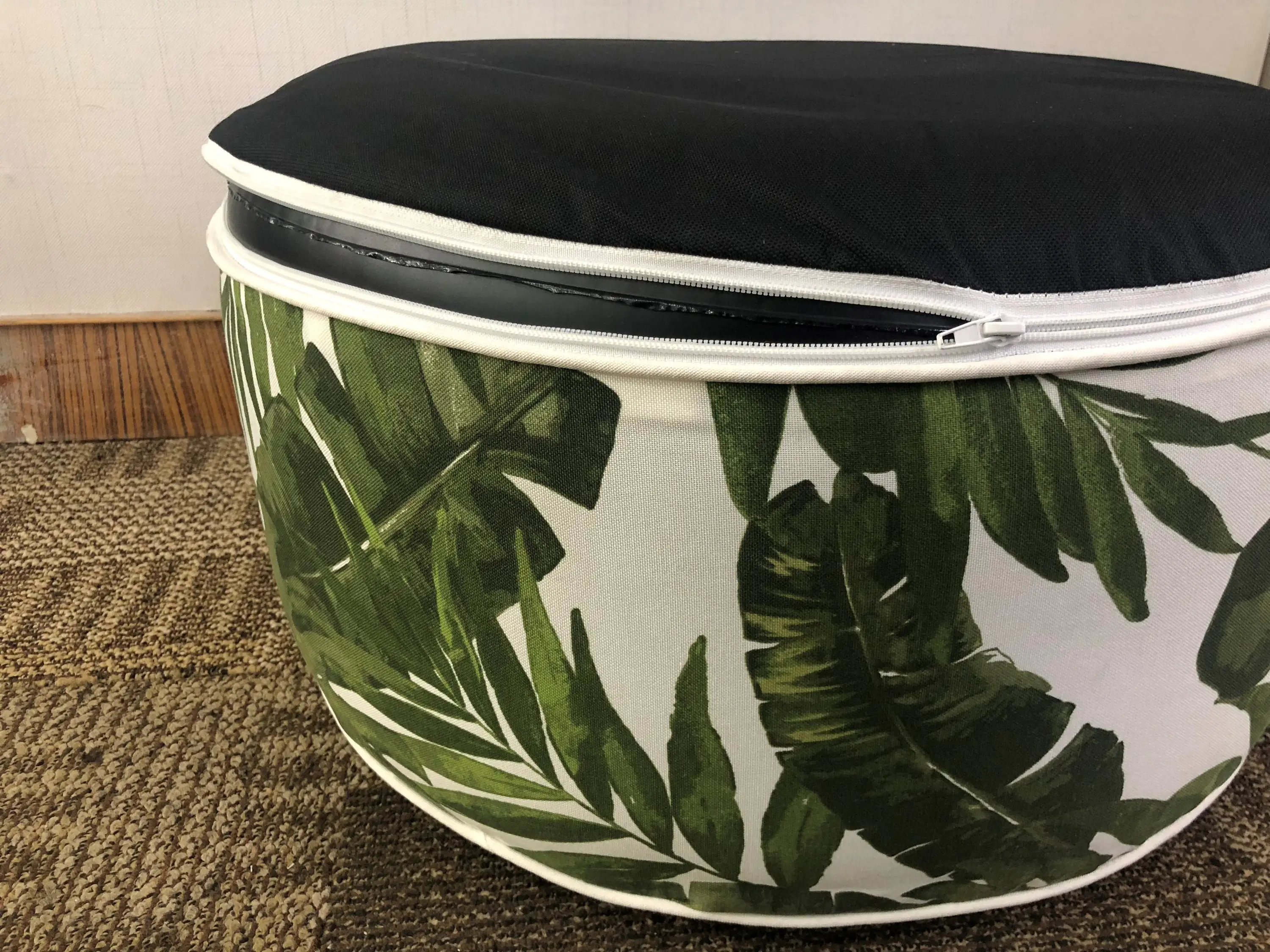 4333692761963_3 Primaster Sitzpouf aufblasbar weiß grün Ø 53 x 23 cm mit tropischen Blättern