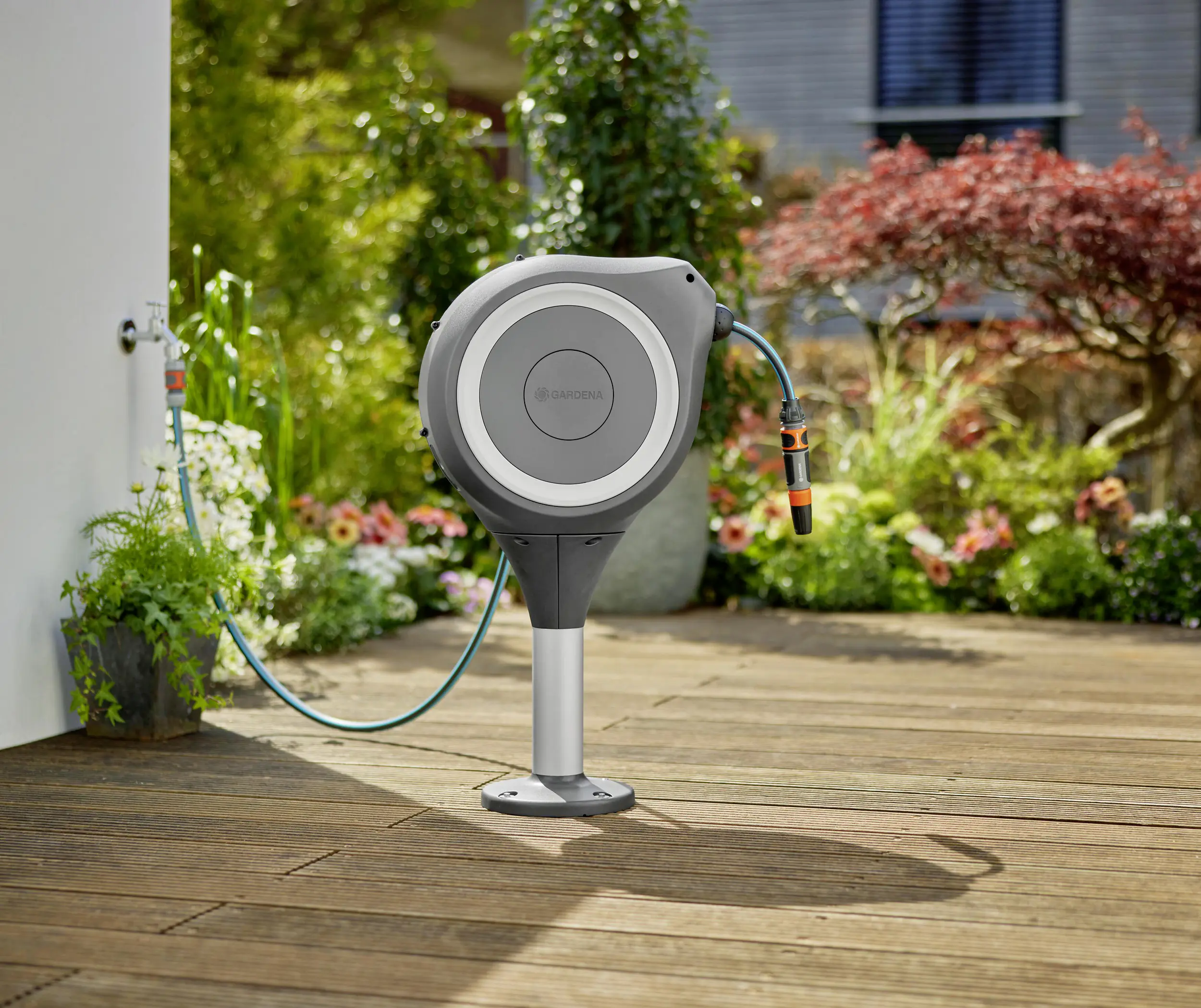 Gardena Terrassen-Schlauchbox RollUp M mit 20 m Schlauch automatisches Aufrollen