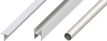 Drei silberfarbene Metallprofile nebeneinander auf weißem Hintergrund: ein T-Profil, ein U-Profil und ein rundes Rohrprofil.