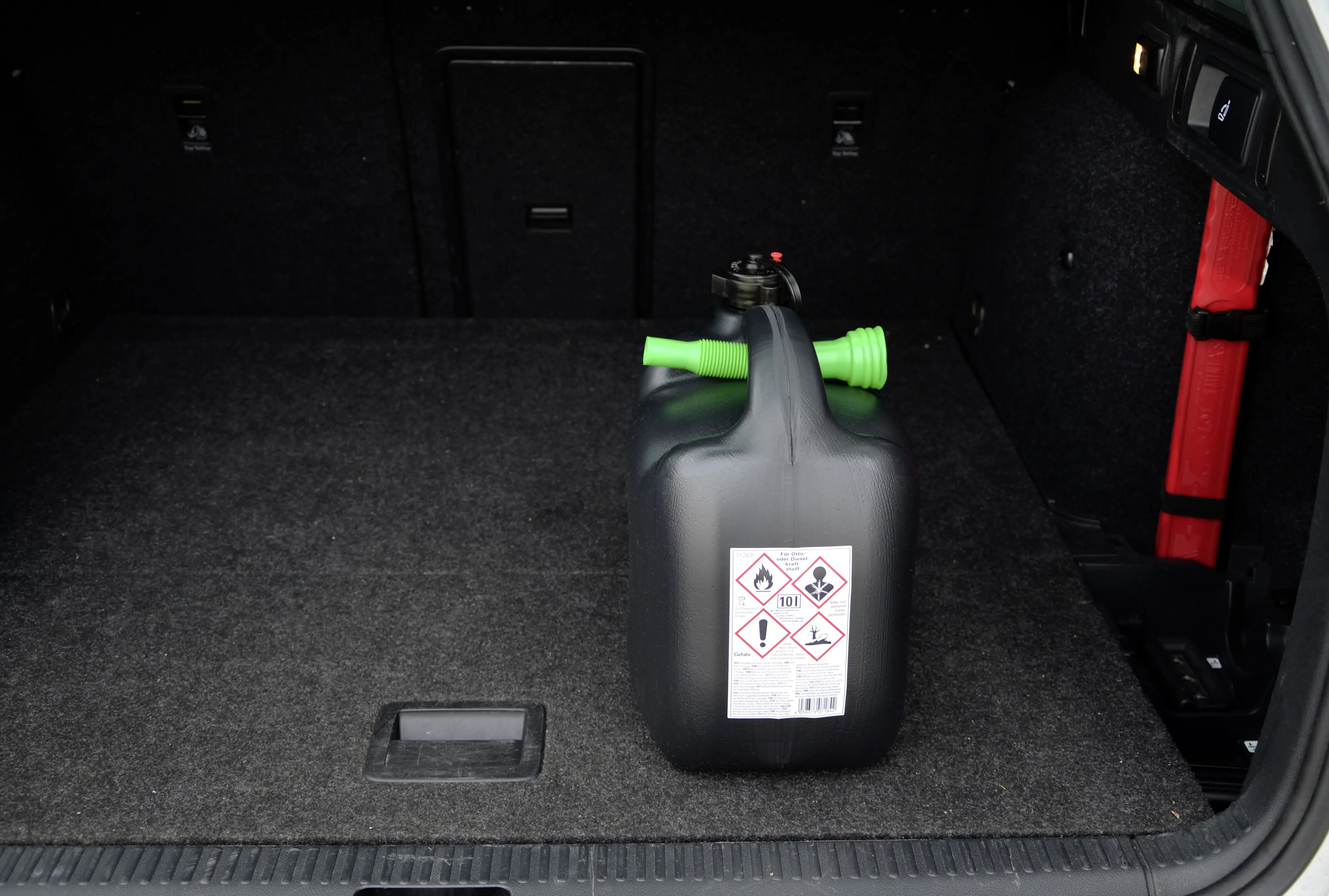 Cartrend Benzinkanister 10 Liter Volumen mit Einfüllstutzen