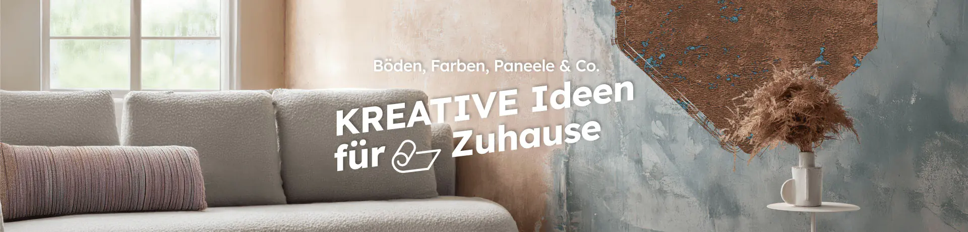 Wohnzimmer mit Sofa und dekorativer Wandgestaltung. Text im Bild: ‚Böden, Farben, Paneele & Co.‘ ‚KREATIVE Ideen für Zuhause‘.