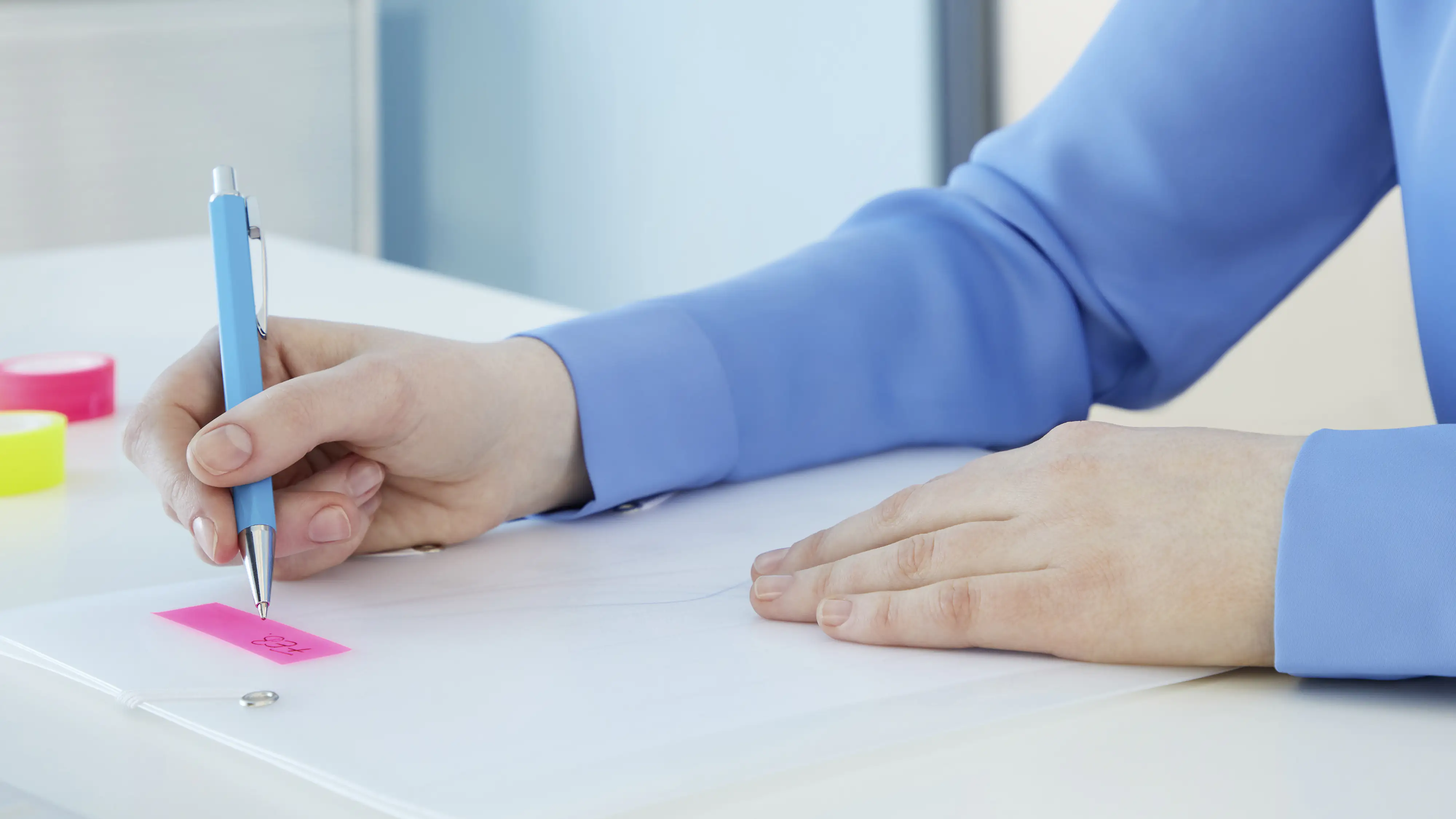 tesa Mini Abroller mit Klebefilm neon 10 m x 19 mm