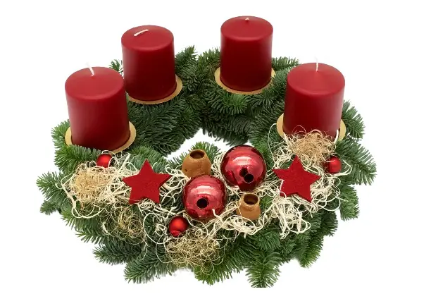 Adventskranz mit Kugeln mit altroten Kerzen Ø 30 cm