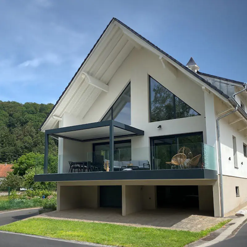 Lamellen Terrassenüberdachung 480 x 406,7 x 273 cm grau-weiß