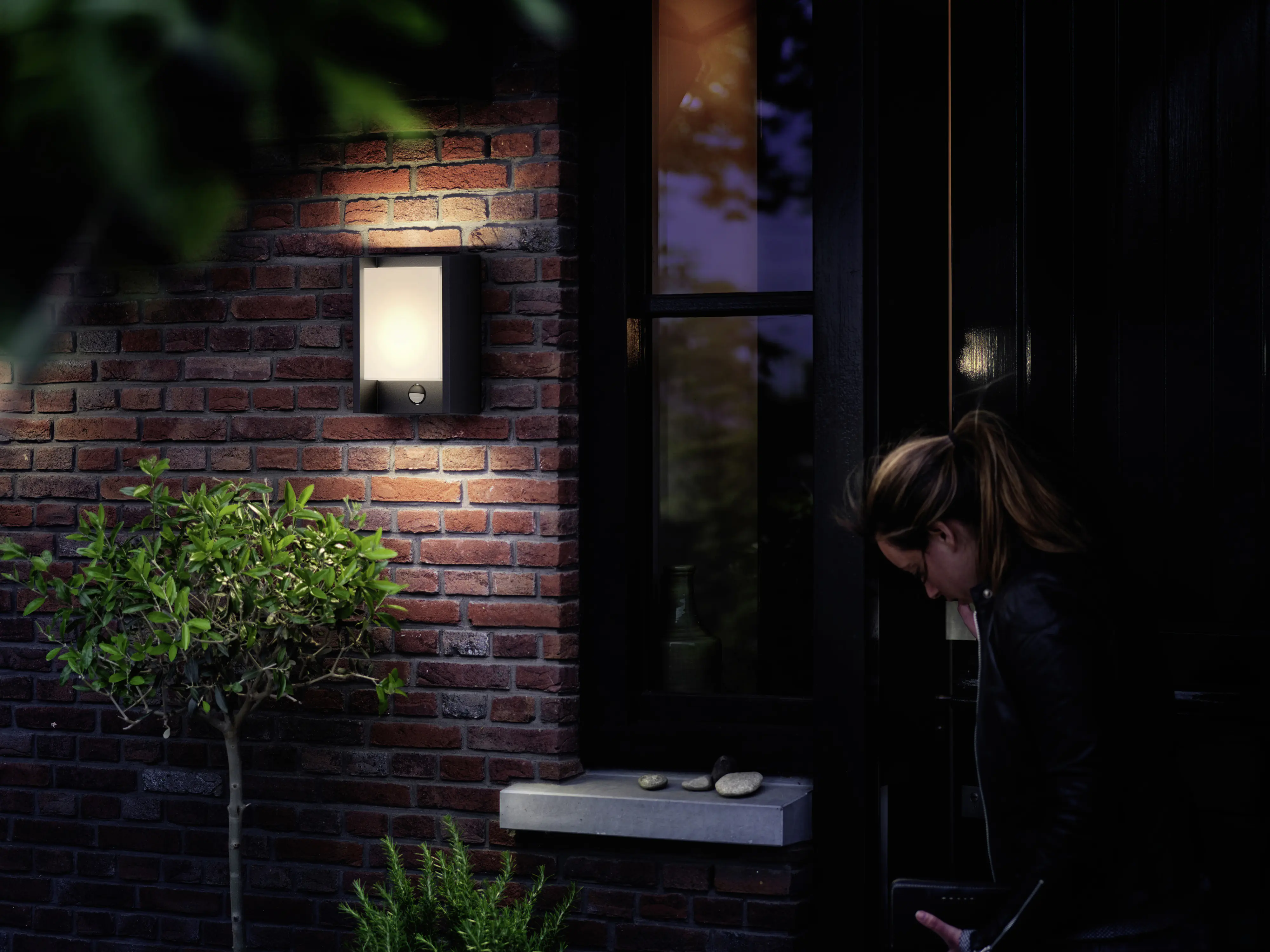 Philips LED Außenwandleuchte Arbour anthrazit mit Bewegungssensor warmweiß