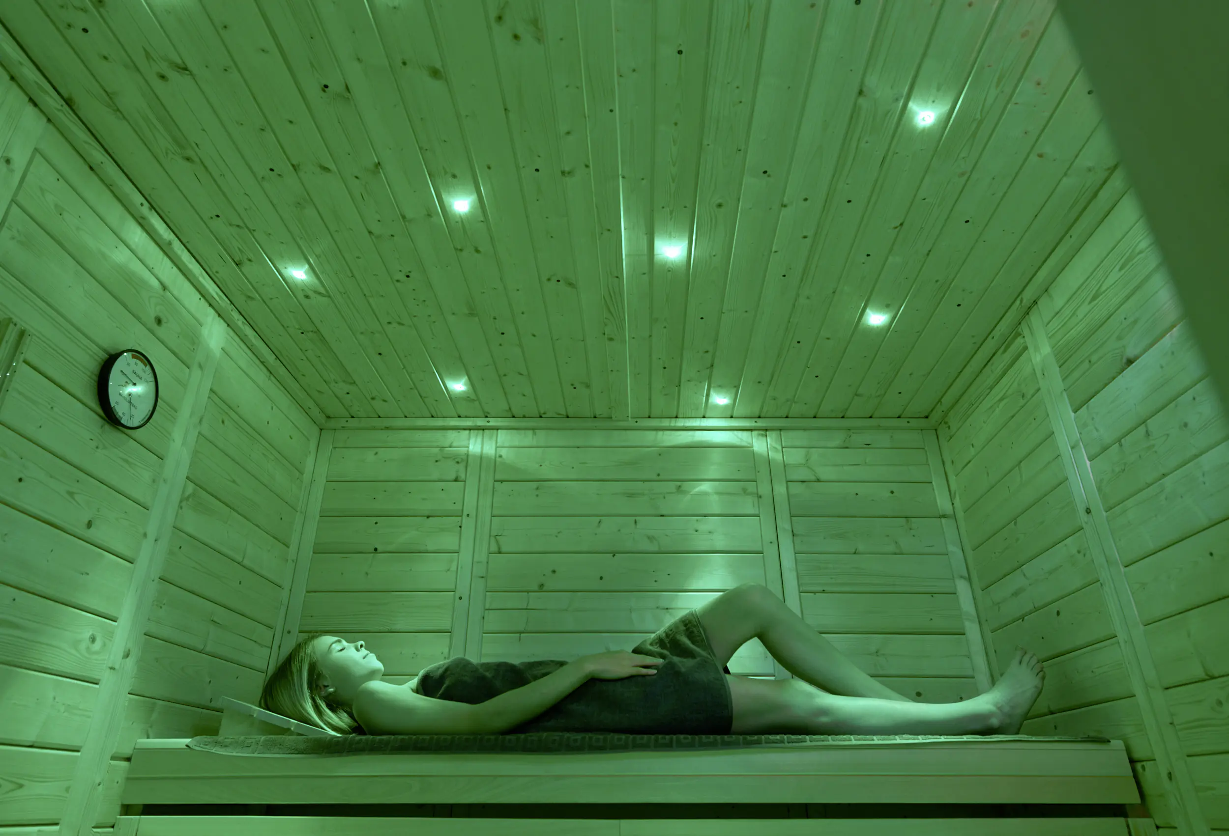 Weka Massivholz-Elementsauna Kemi Panorama 2 mit Glastür, 2 Fenstern und Saunaofen