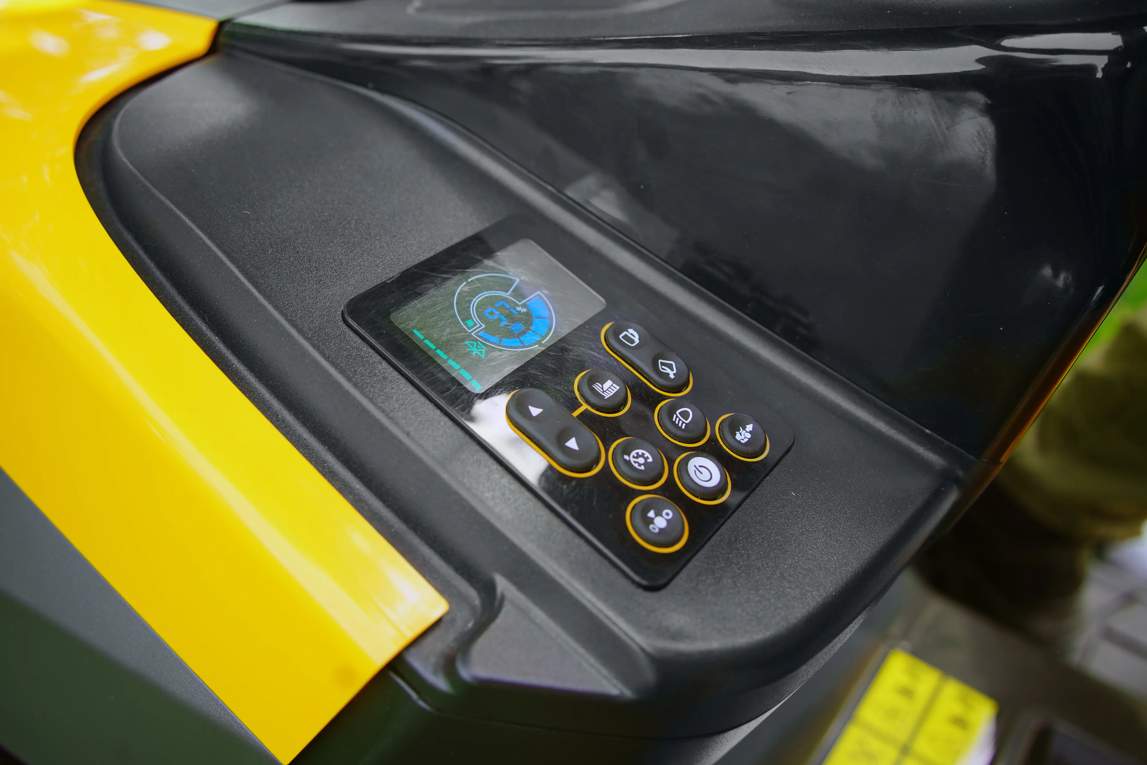 Stiga Akku Rasentraktor Estate 384e, 48 V, 84 cm Schnittbreite, inkl. Mulchkit & Anhängerkupplung