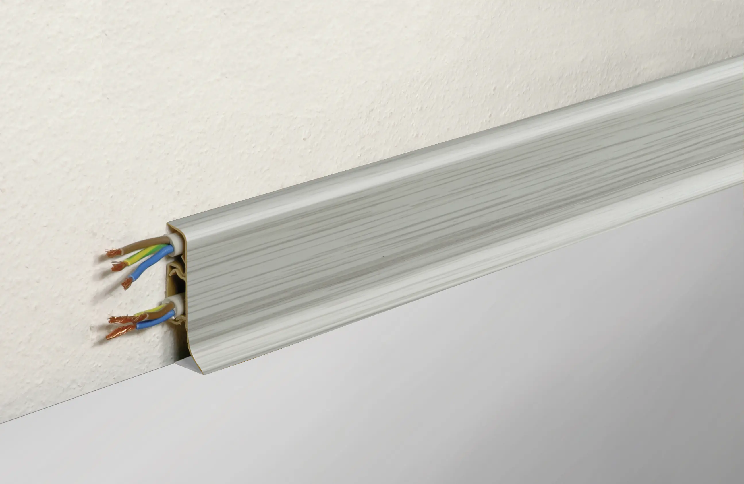 FN Neuhofer Klemmsockelleiste 250 cm 50 x 22,5 mm Silberesche