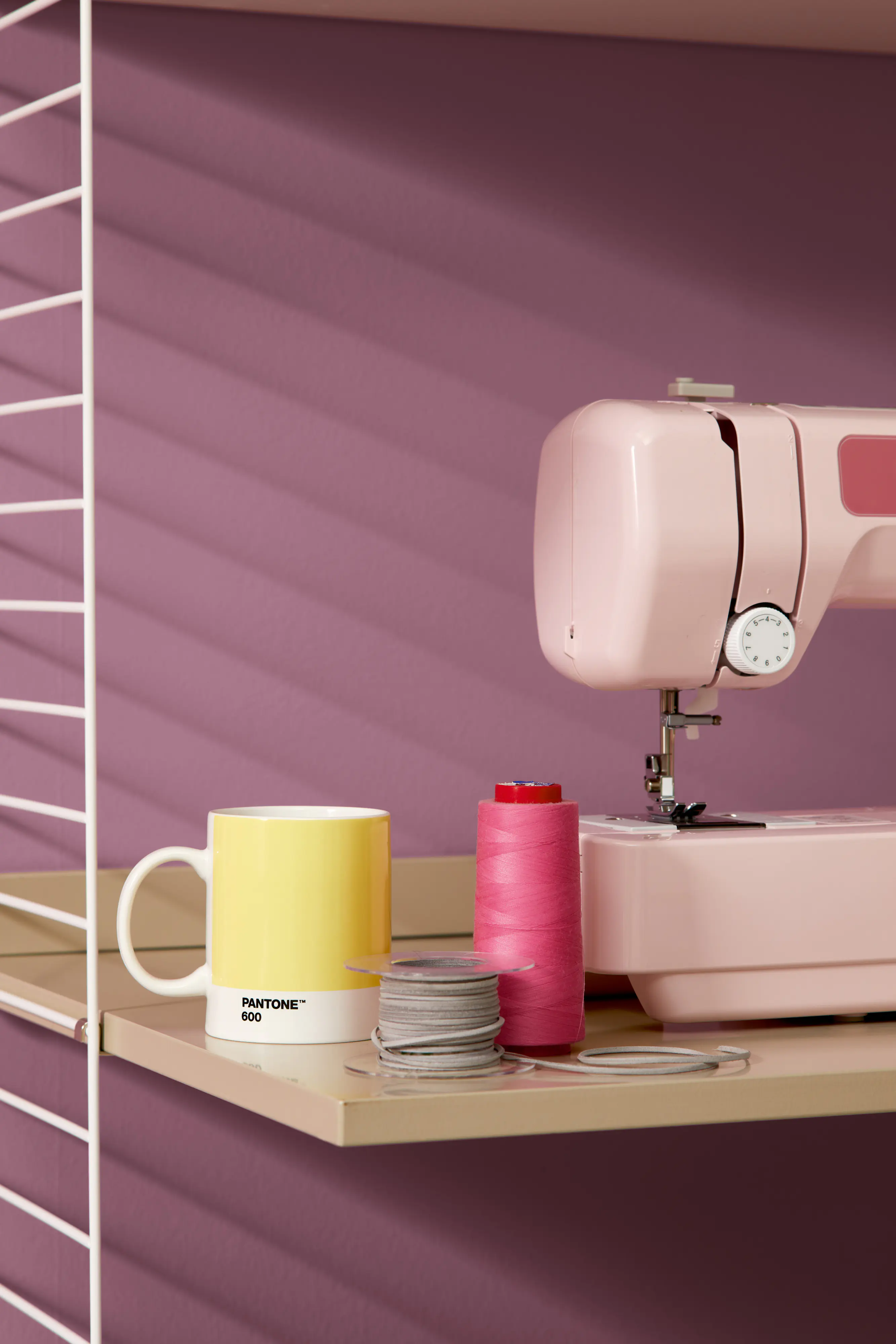 Alpina Wandfarbe Pantone matt orchid haze 2,5 L