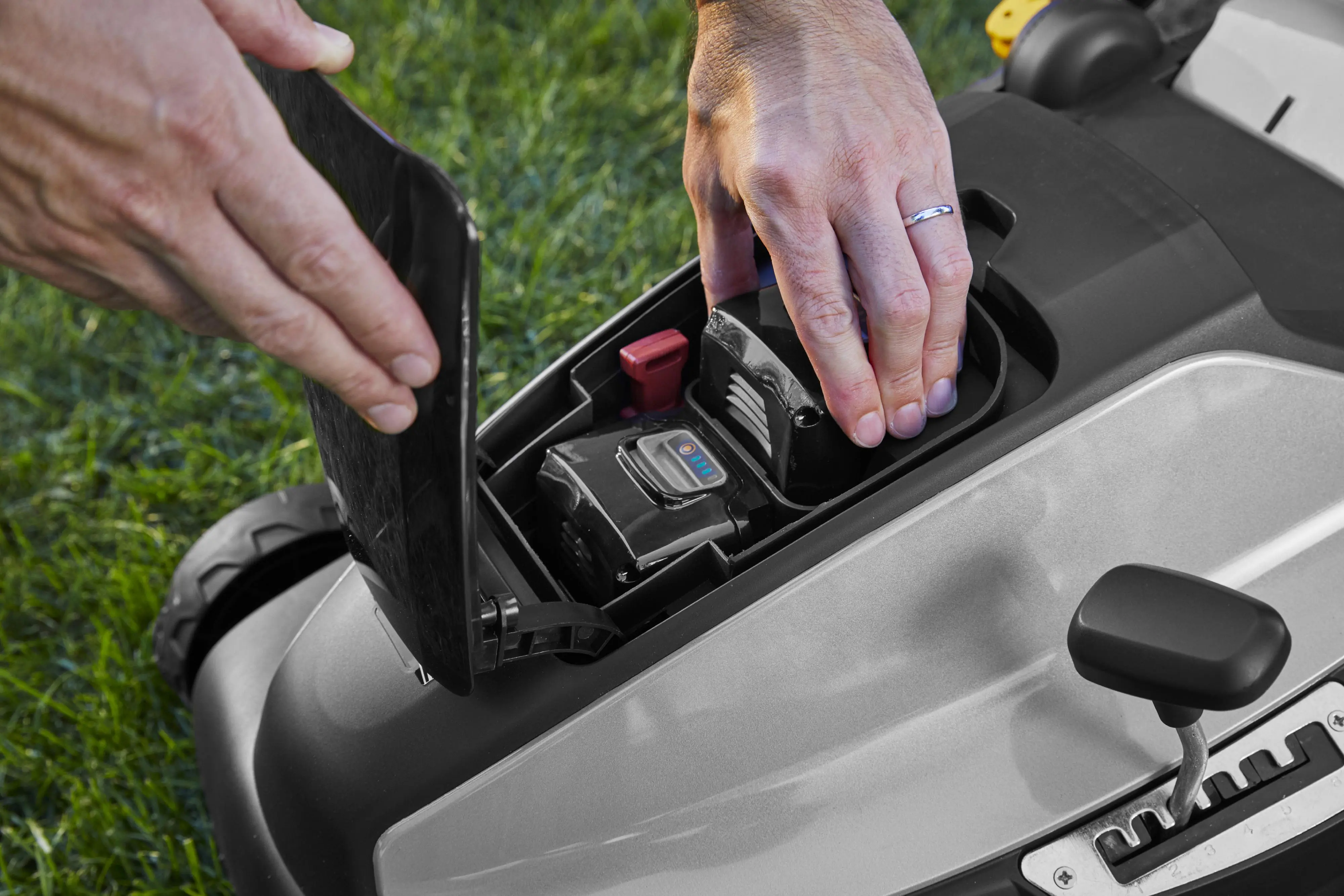 Alpina Akku-Rasenmäher AL 3820 Li 38 cm Schnittbreite inkl. 2 x 4 Ah Akku Alpina Akku-Rasenmäher AL 3820 Li 38 cm Schnittbreite inkl. 2 x 4 Ah Akku