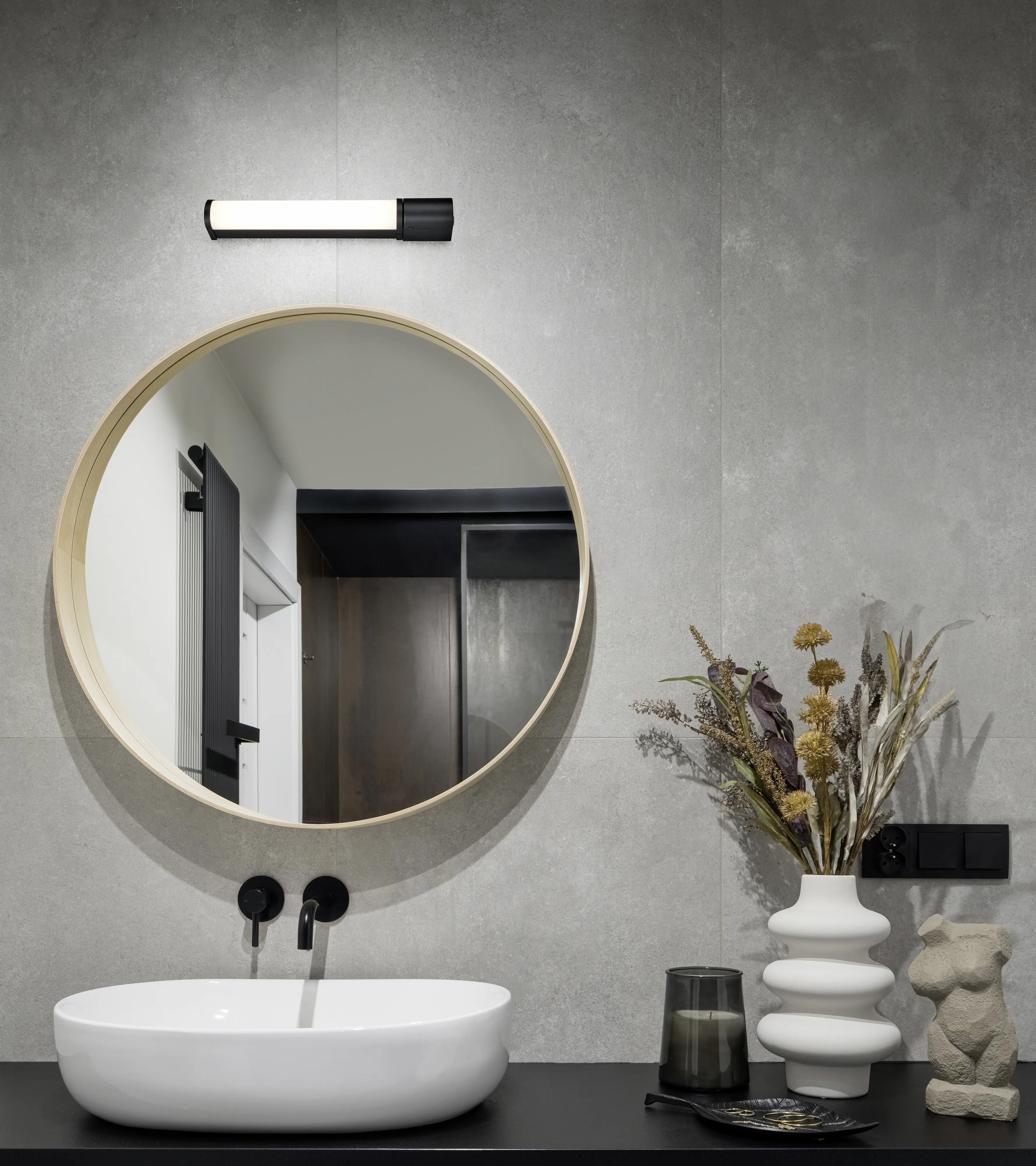 Trio LED-Wandleuchte Piera schwarz matt Steckdose warmweiß