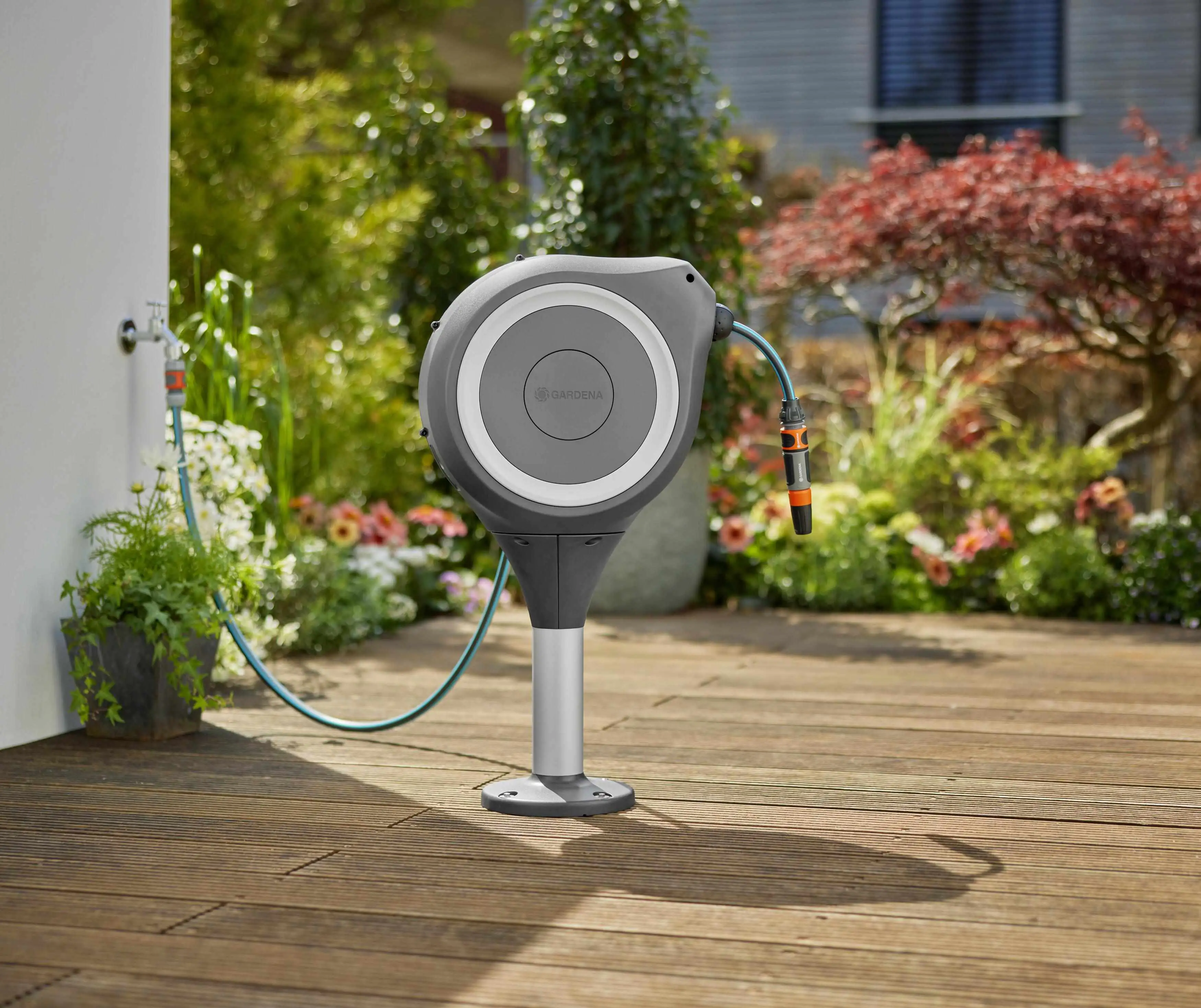 Gardena Terrassen-Schlauchbox RollUp M mit 20 m Schlauch automatisches Aufrollen