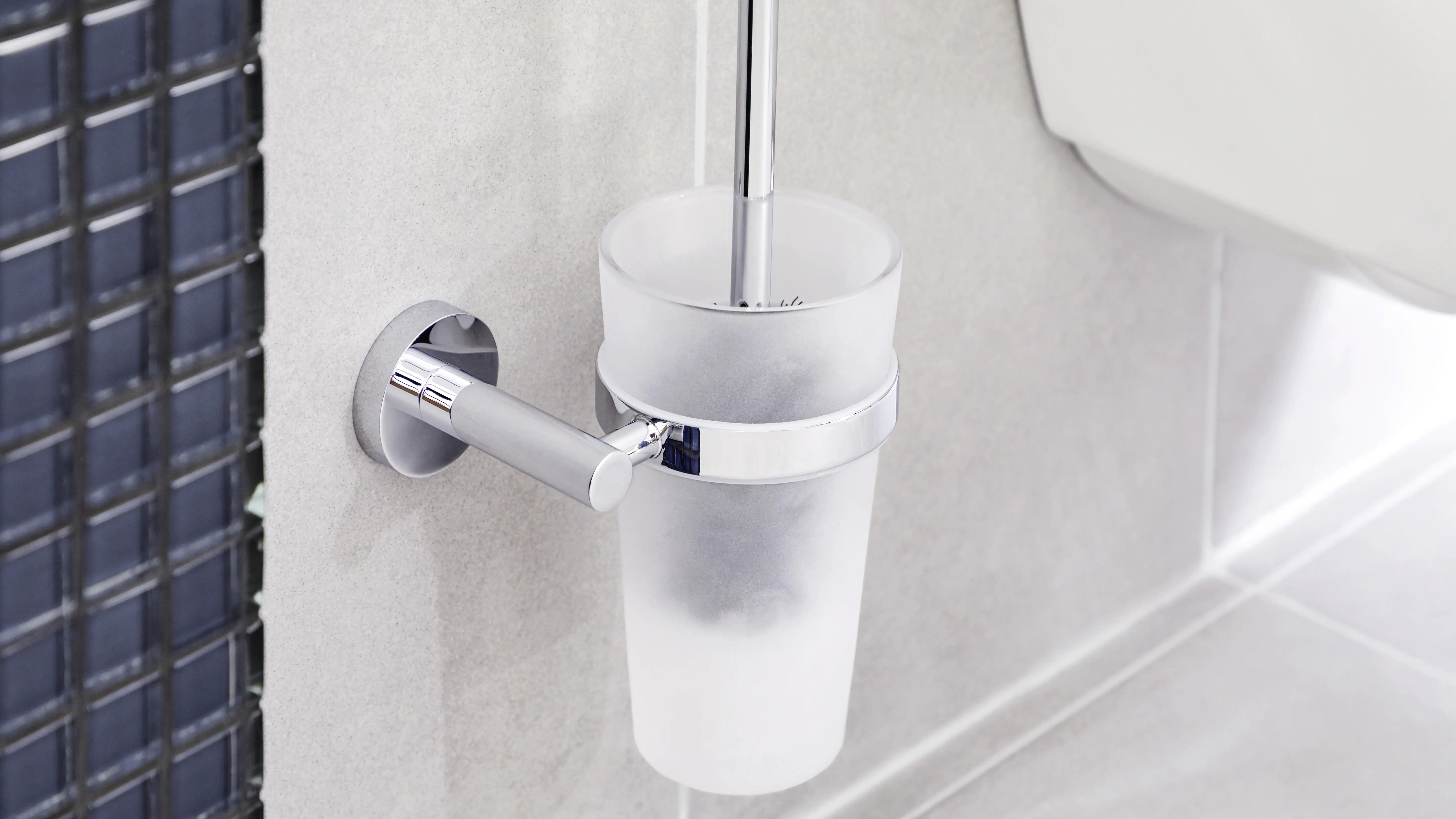 4042448455444_1689761 tesa WC-Bürstengarnitur Exxcellent Metall und Milchglas, chrom/weiß