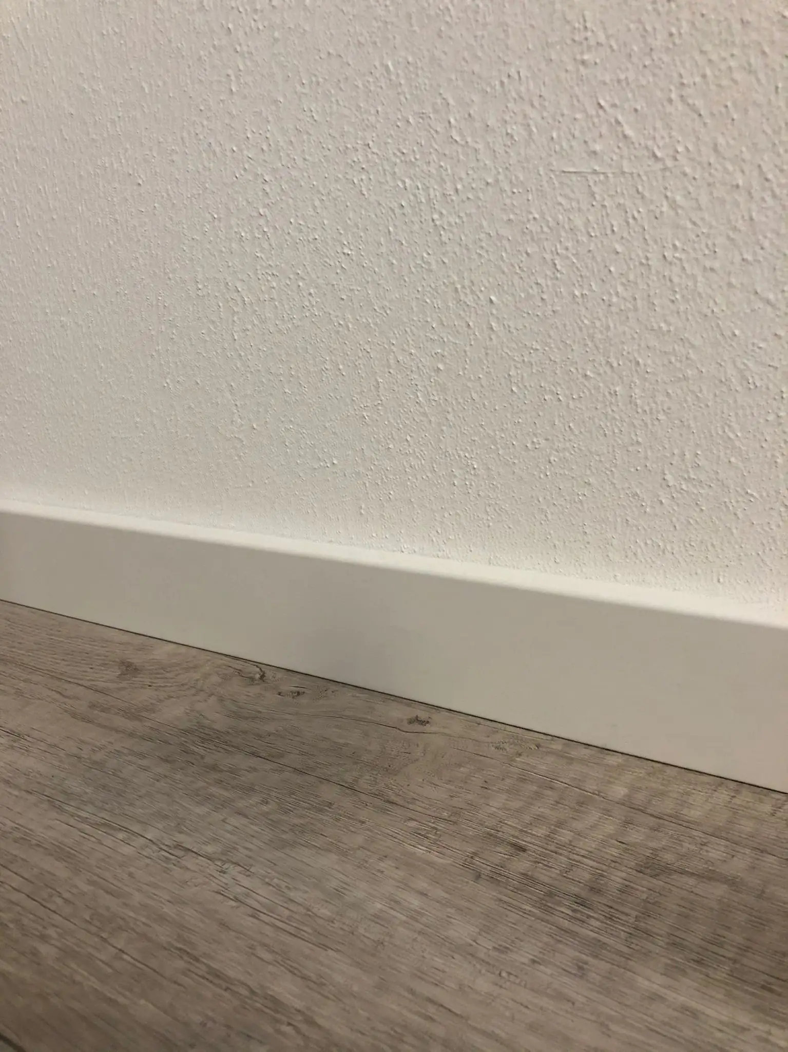 9010115247673_02 FN Neuhofer Fußleiste 220 cm 60 x 11 mm weiß
