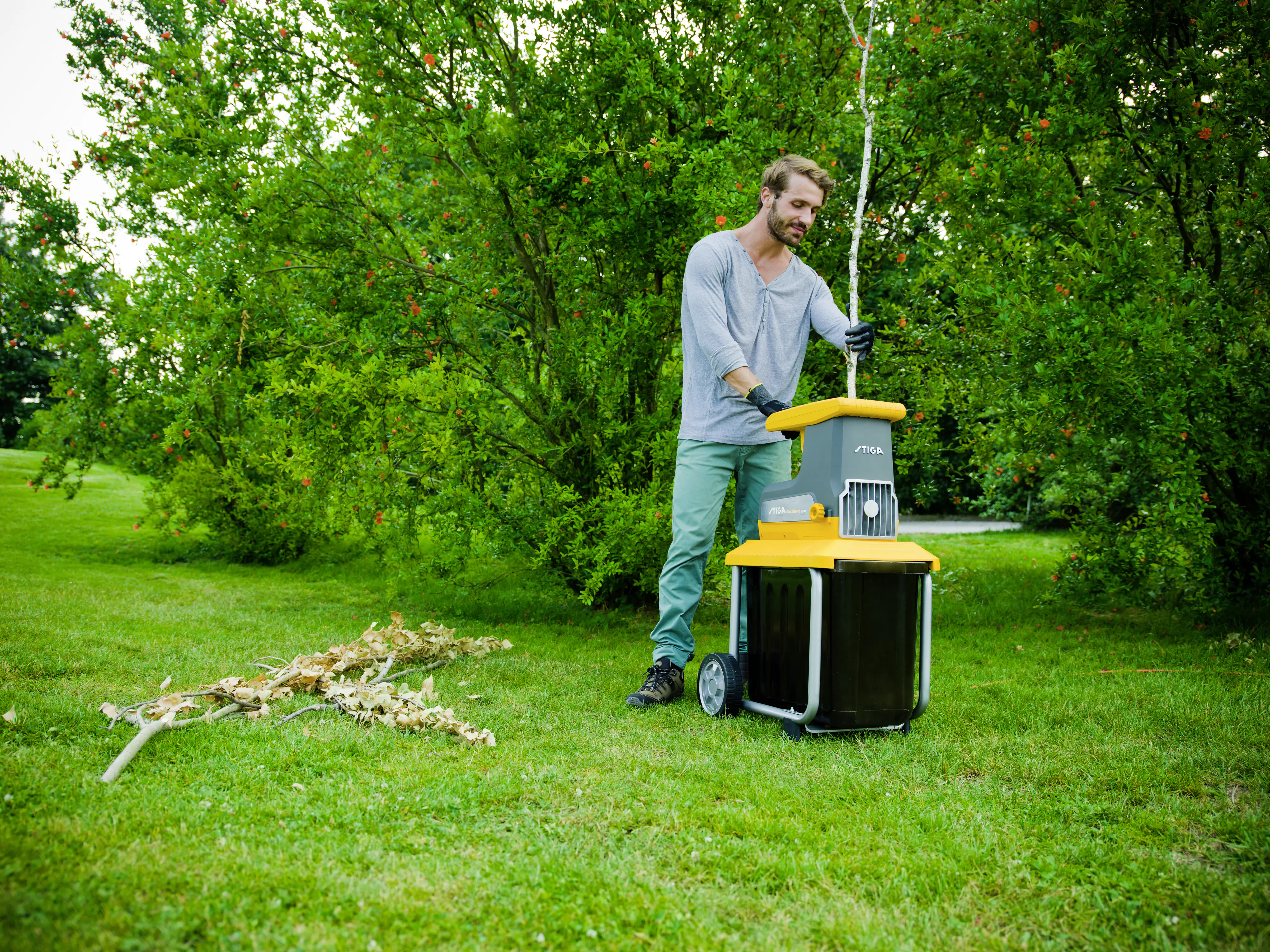 Stiga Elektro Häcksler BIO SILENT 2500 2.500 Watt, max. Aststärke Ø 40 mm Stiga Elektro Häcksler BIO SILENT 2500 2.500 Watt, max. Aststärke Ø 40 mm