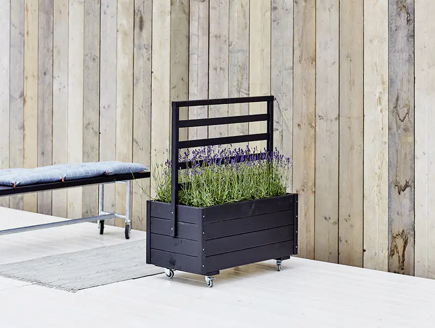 Plus Pflanzkasten mit Spalier und Rädern RAL 9005 Schwarz Plus Pflanzkasten mit Spalier und Rädern RAL 9005 Schwarz