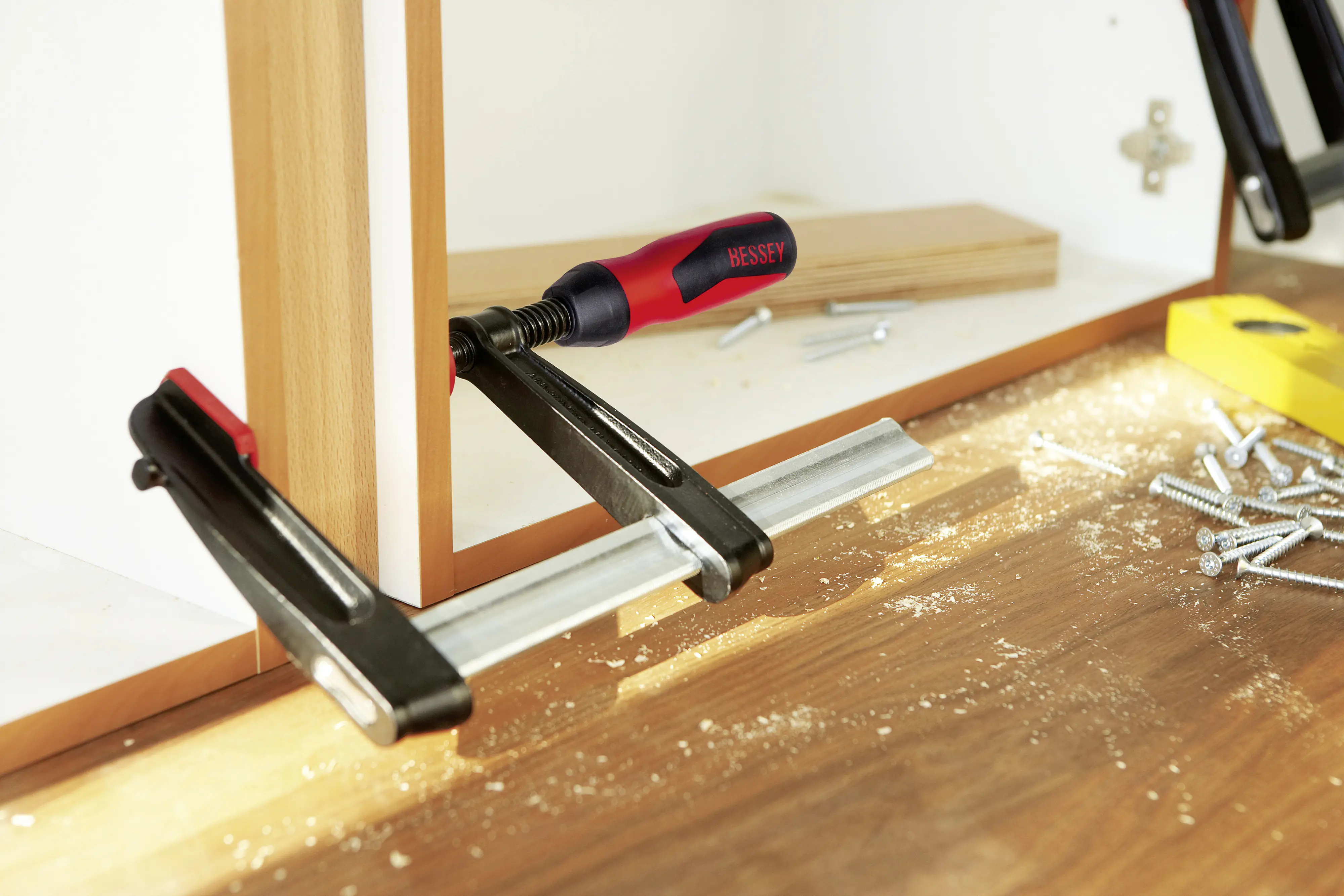 Bessey Tempergusszwinge 2-Komponentengriff mit Schutzkappen