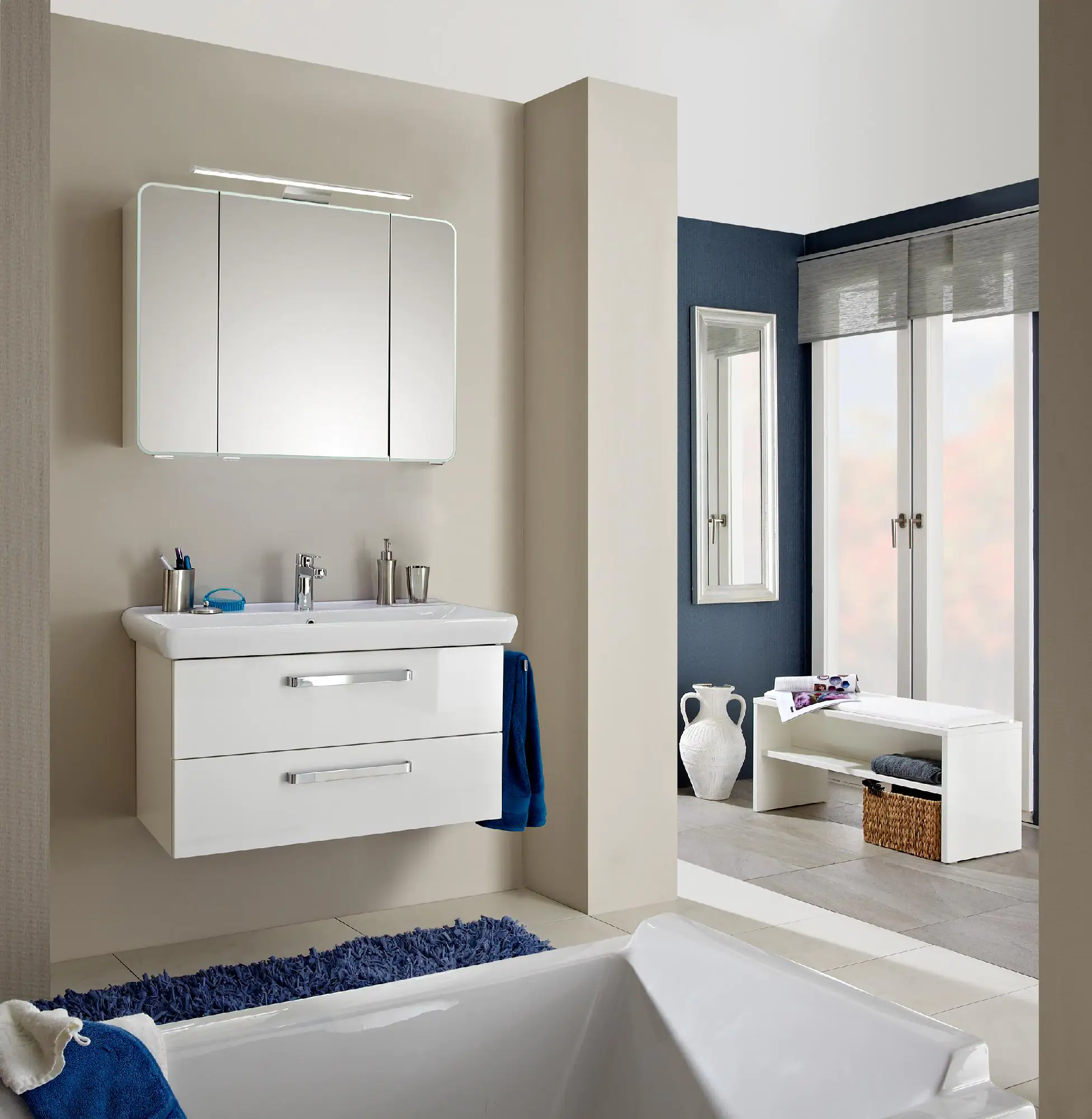 Pelipal Badmöbel-Set Pineo Weiß Hgl/Weiß Glanz mit Keramik-Waschtisch + LED-Leuchte 100 cm