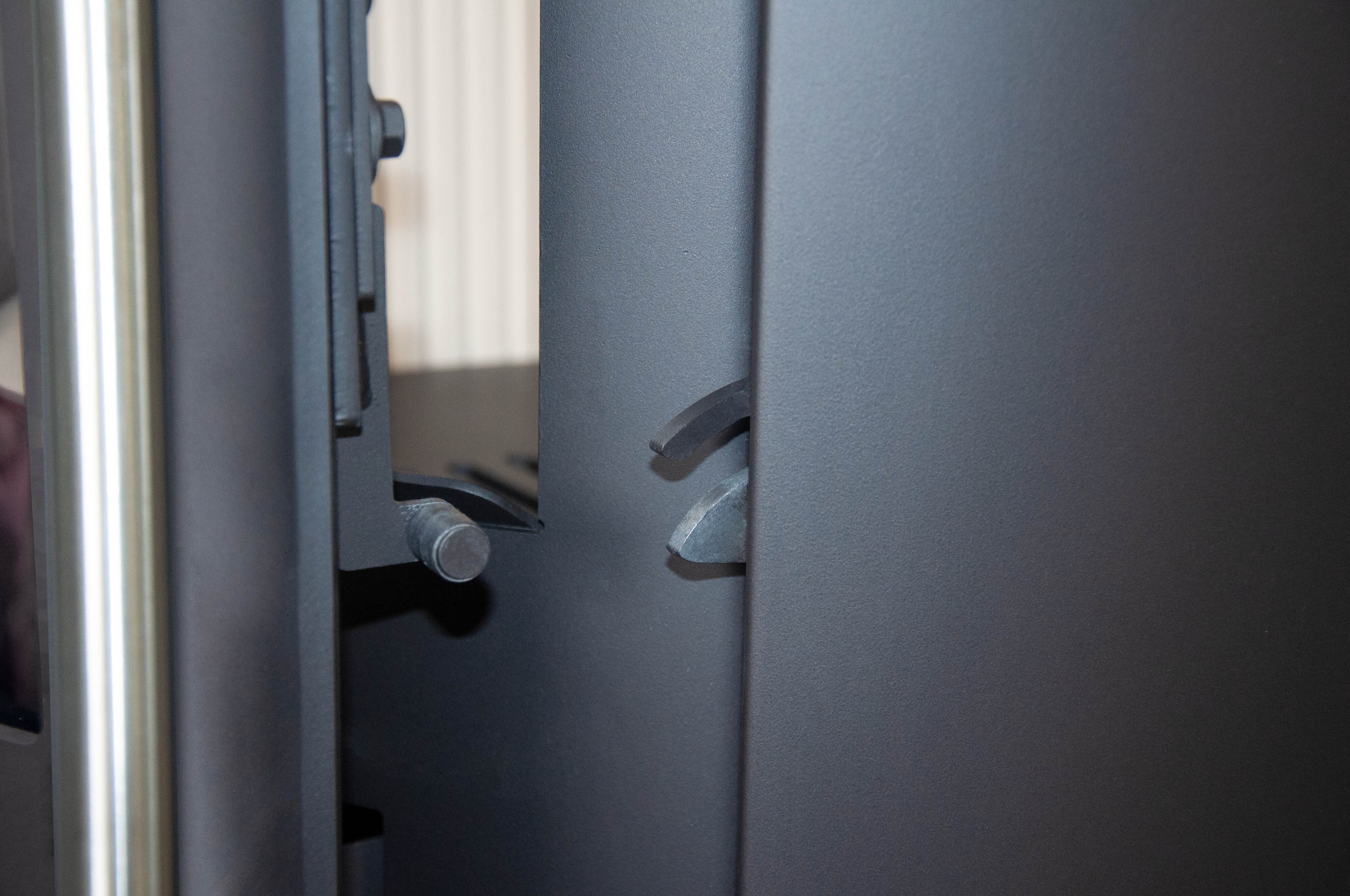 Justus Kaminofen Meva Stahl schwarz mit Abdeckplatte Keramik bordeauxrot 5,5 kW