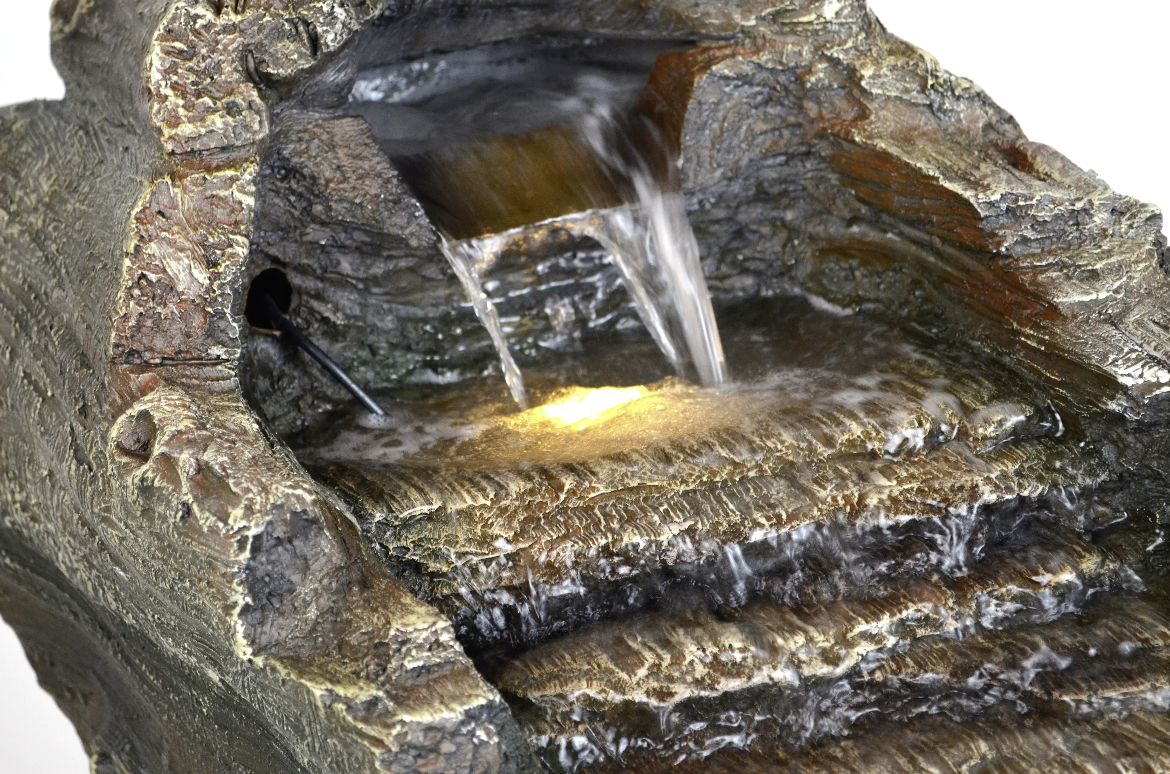 Heissner Gartenbrunnen Baumstamm