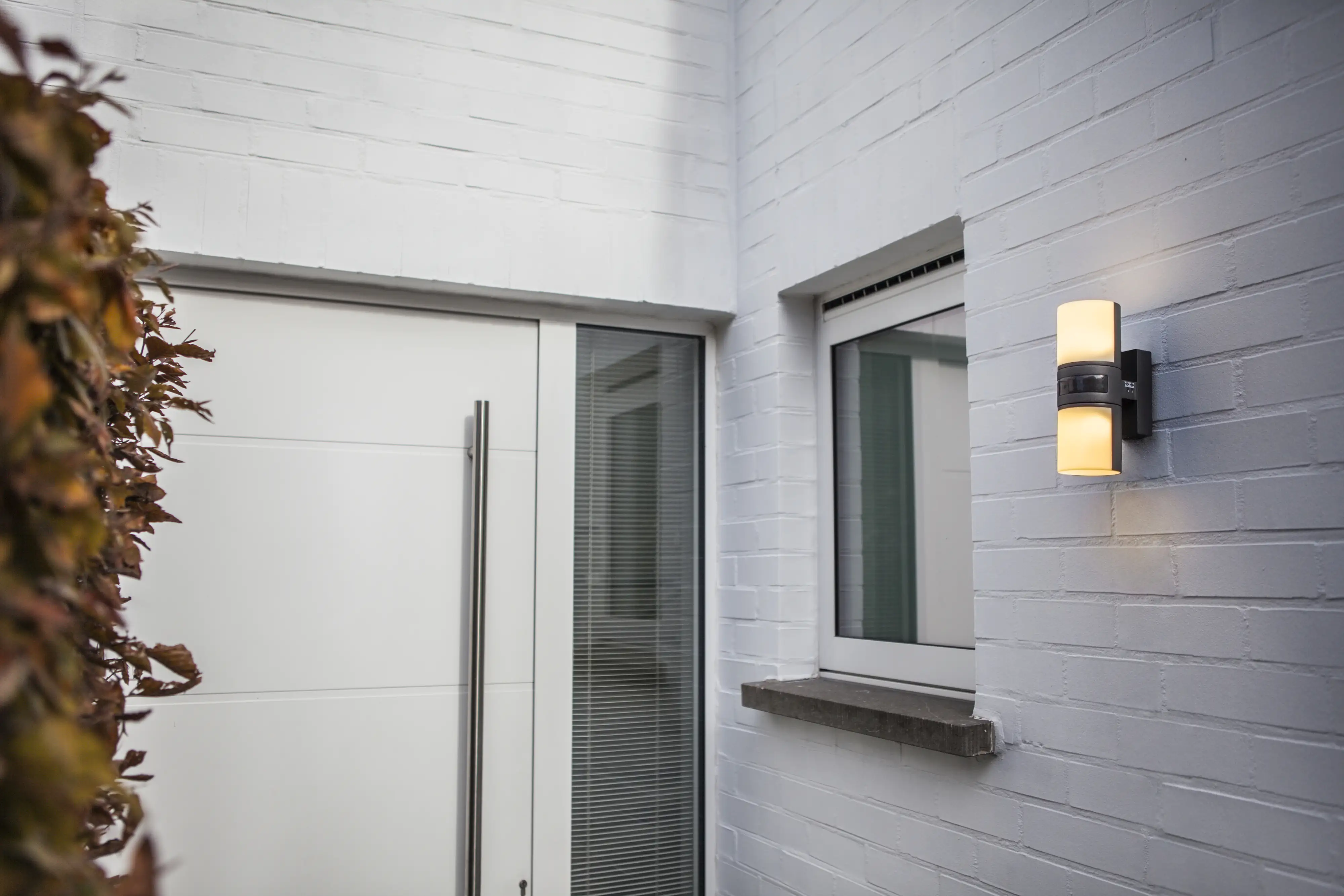 Lutec LED Außenwandleuchte Cyra anthrazit/weiß mit Senor Up- & Downlight Lutec LED Außenwandleuchte Cyra anthrazit/weiß mit Senor Up- & Downlight
