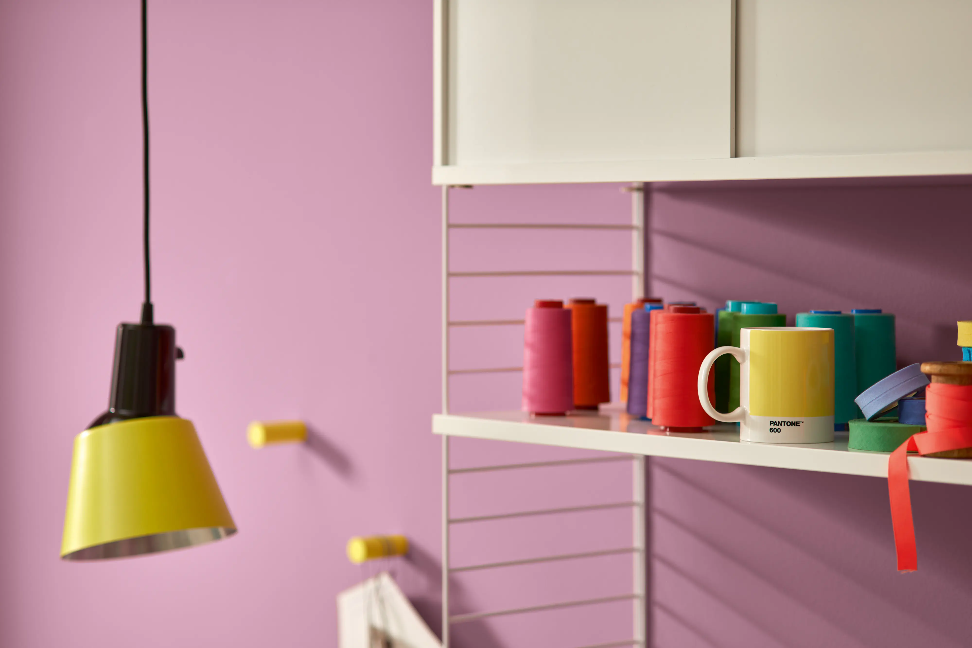 Alpina Wandfarbe Pantone matt orchid haze 2,5 L