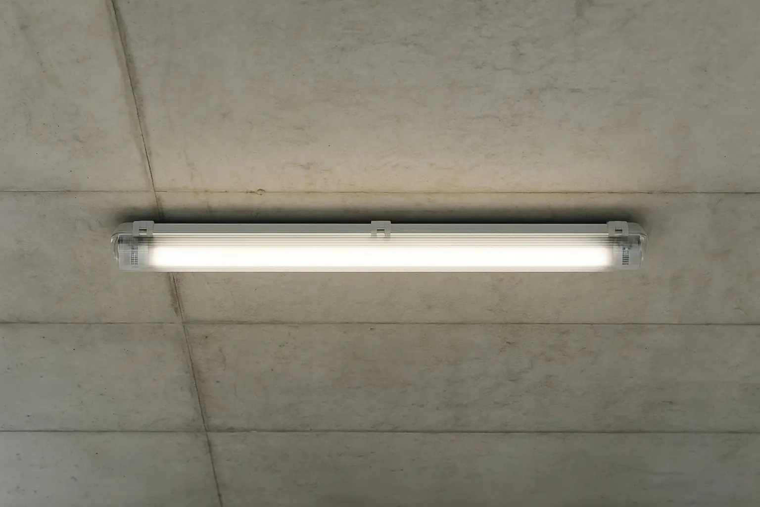 TrendLine Feuchtraumleuchte 1-flammig grau 68 cm neutralweiß