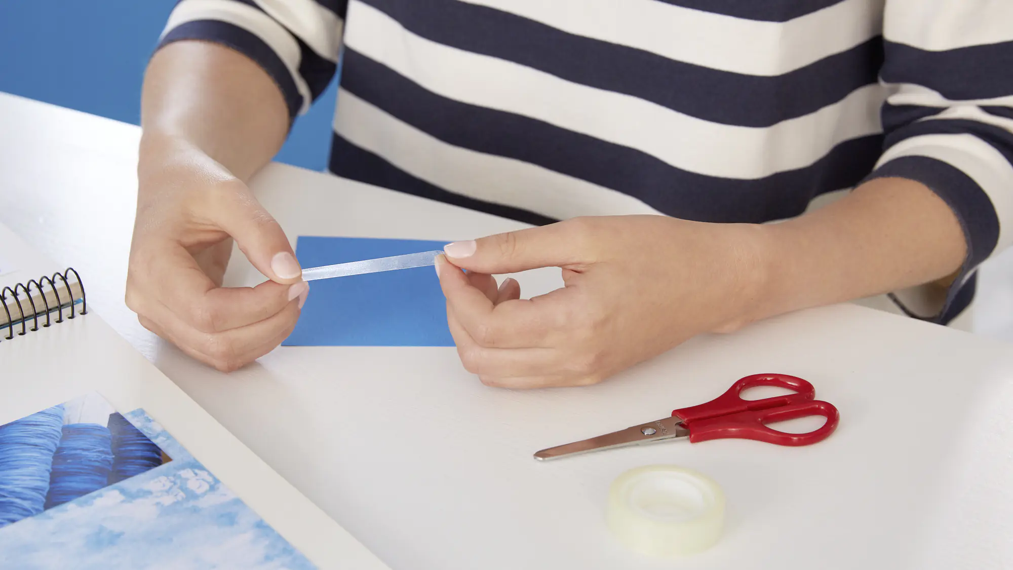 tesa doppelseitiger Klebefilm, 1 Rolle mit Abroller 7,5 m x 12 mm