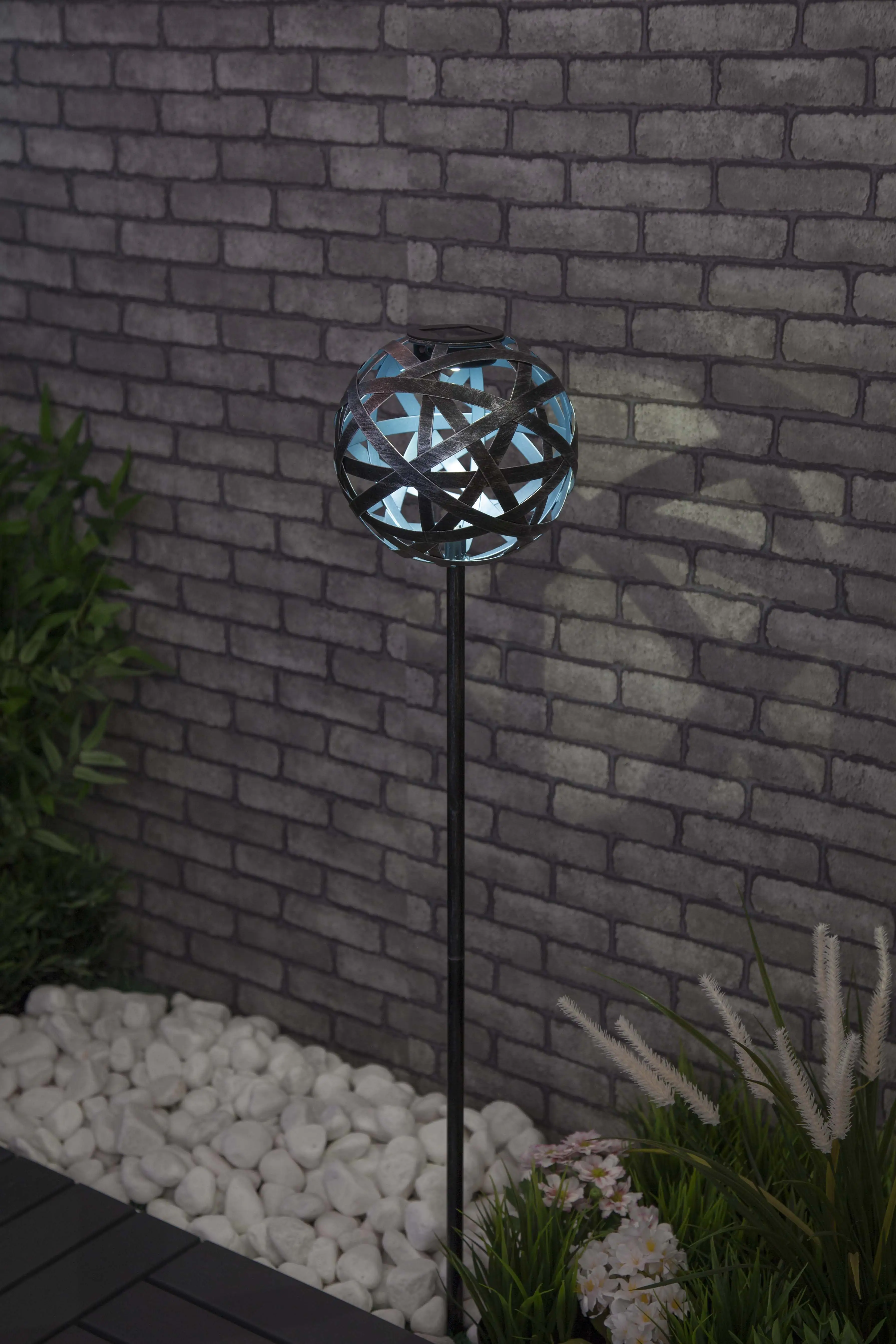4333692208277_4 TrendLine LED Solarkugel silber-blau 18 cm mit Erdspieß