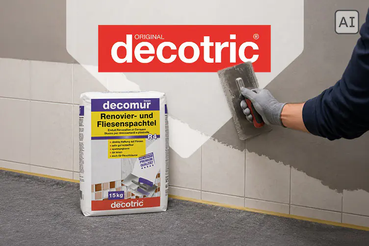 decotric decomur Renovier- und Fliesenspachtel R4, 15 kg. Eine Person verspachtelt eine Fliesenwand. KI-generiertes Bild.